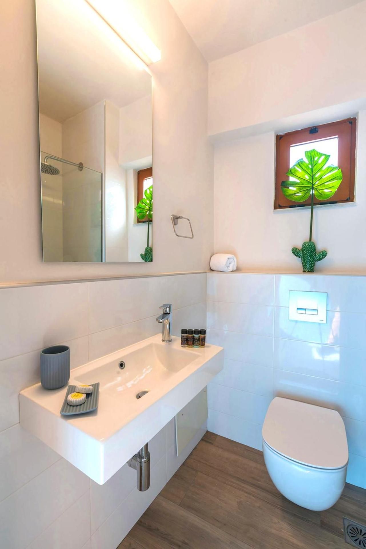 Elegant Pool View Studio