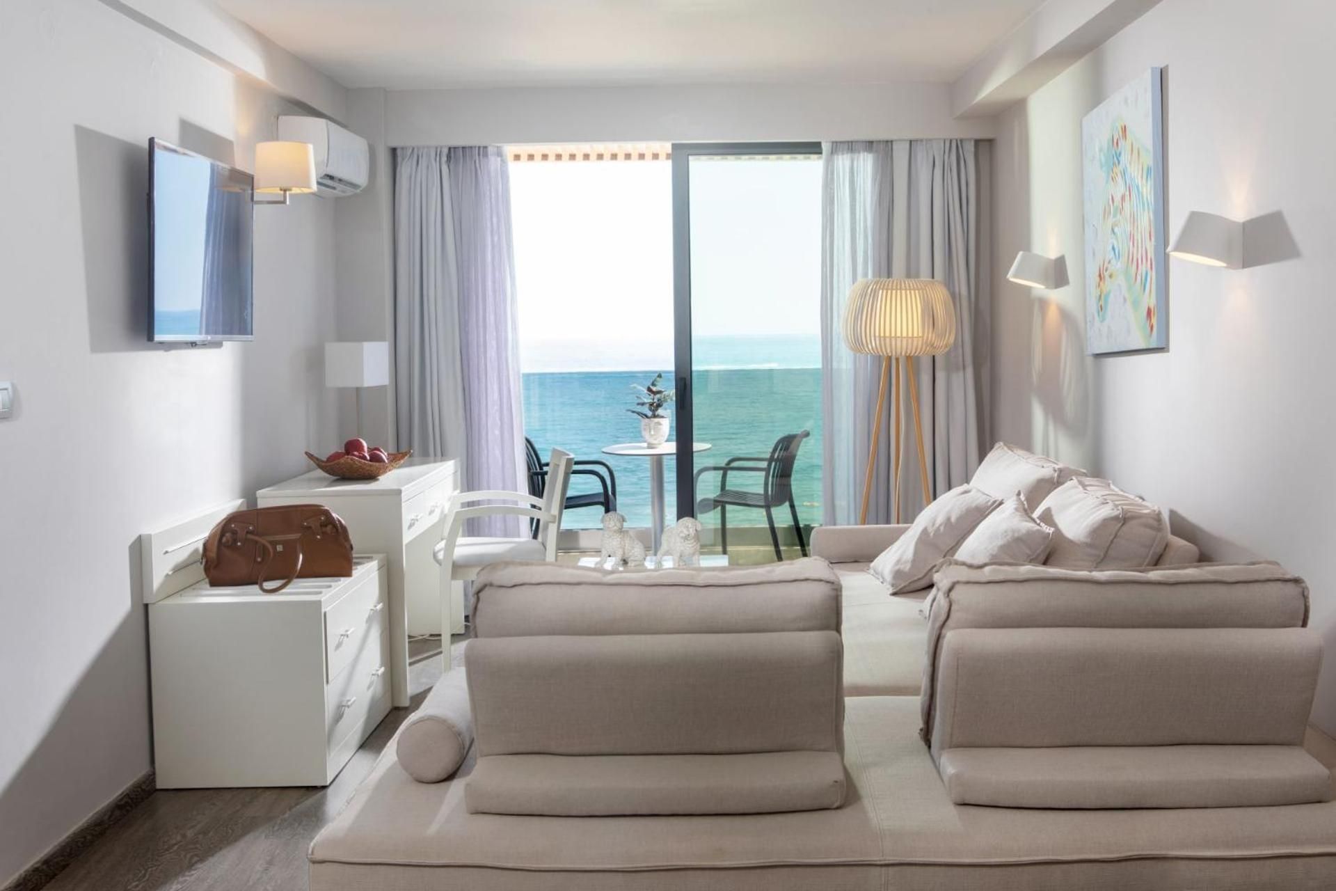 Deluxe One-Bedroom Suite With Sea View