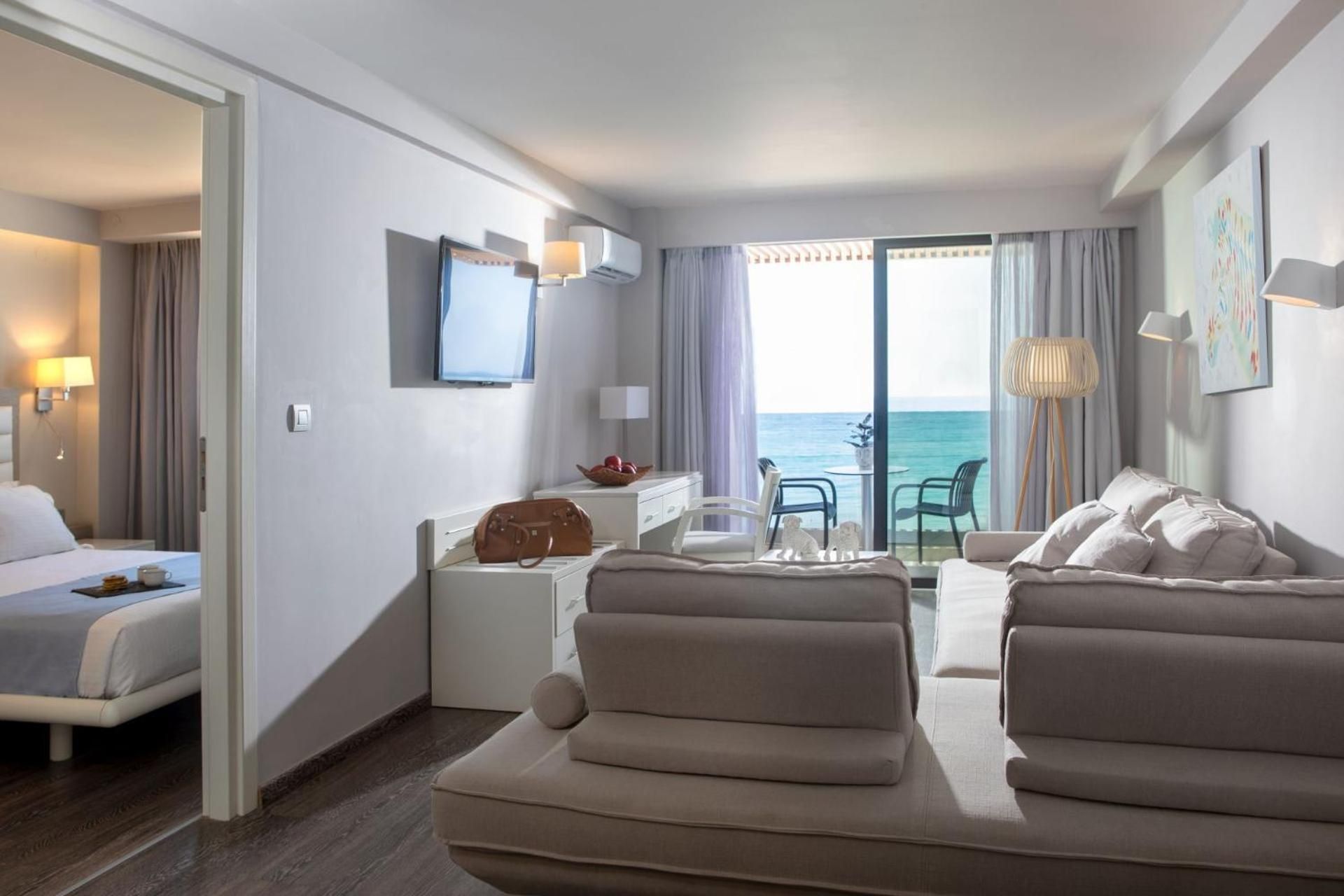 Deluxe One-Bedroom Suite With Sea View