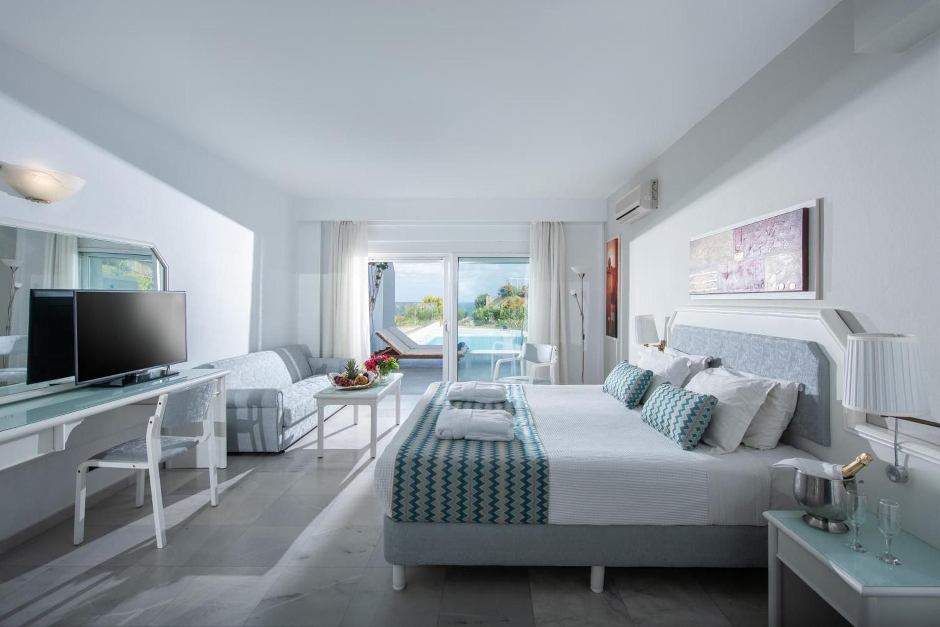 Suite With Private Pool and Sea View