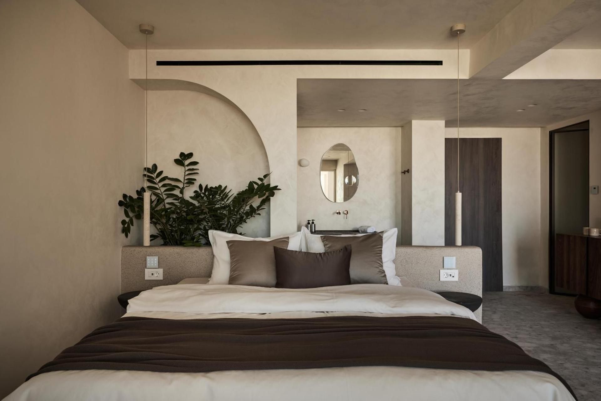 Starlight Suite with Outdoor Hydromassage Bathtub
