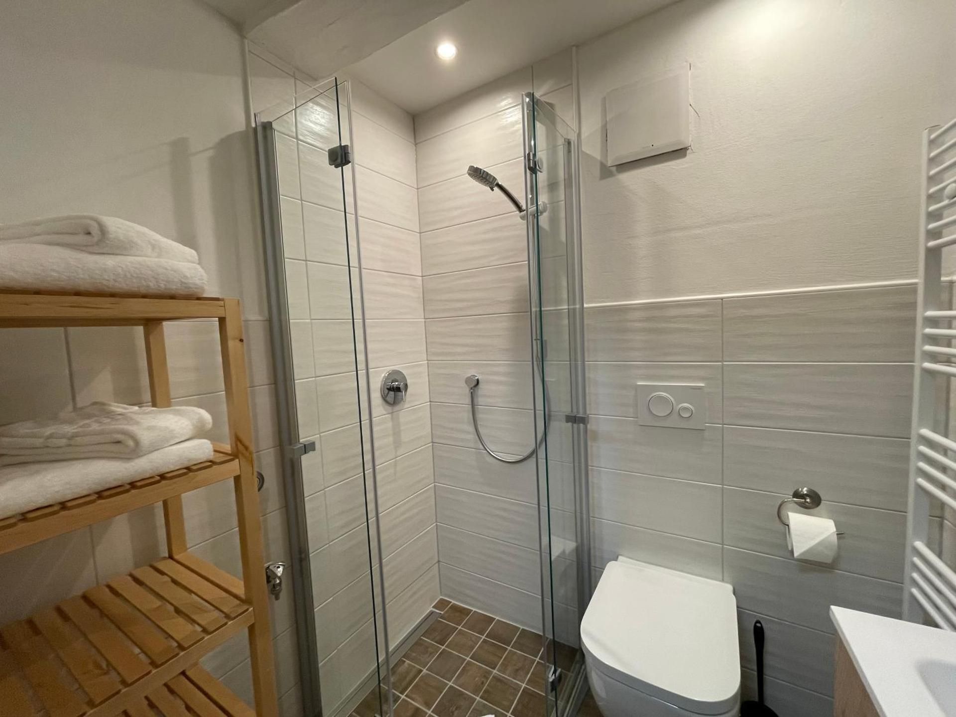 One-Bedroom Apartment with Terrace in the yard - 7