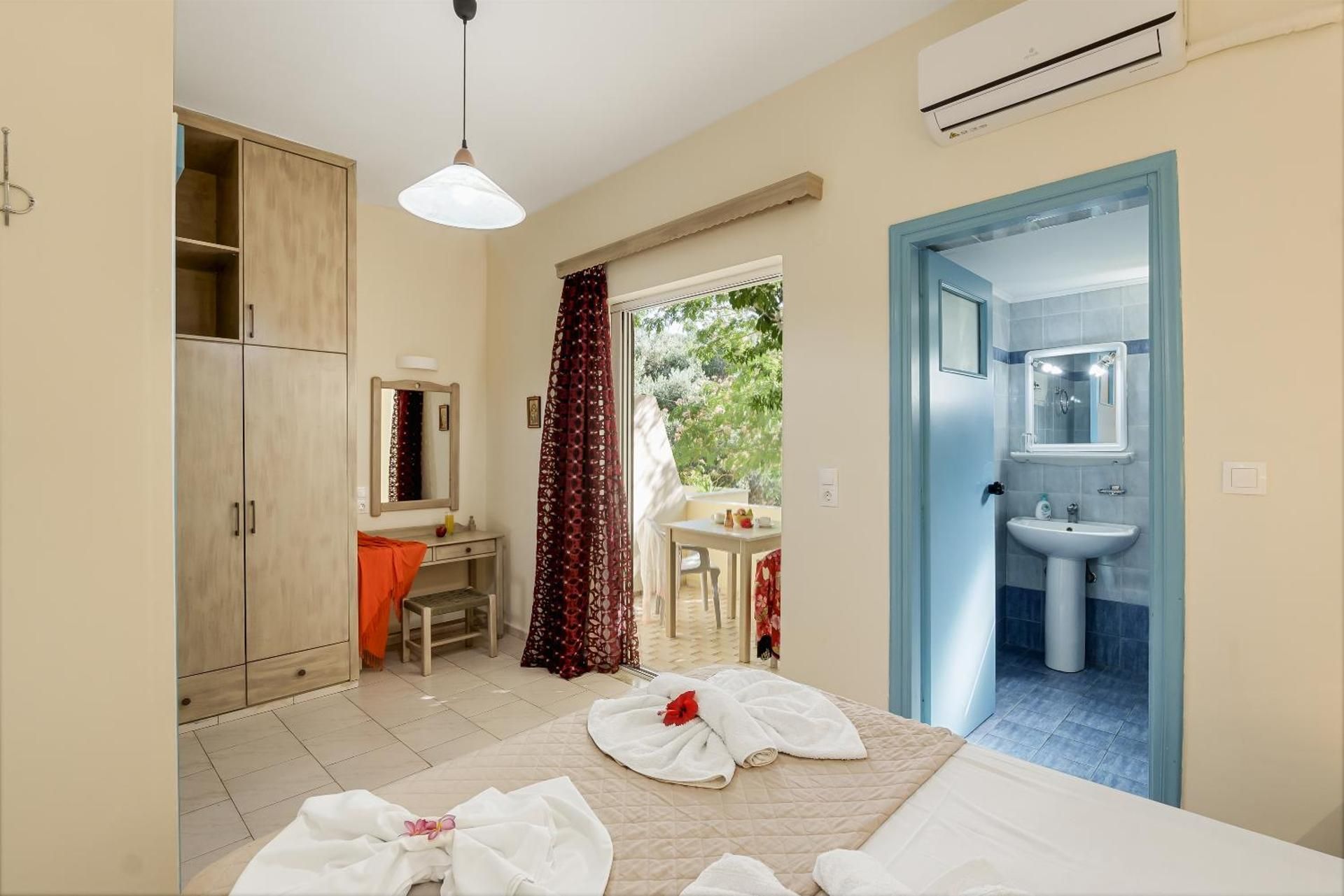 One-Bedroom Apartment with Mountain View