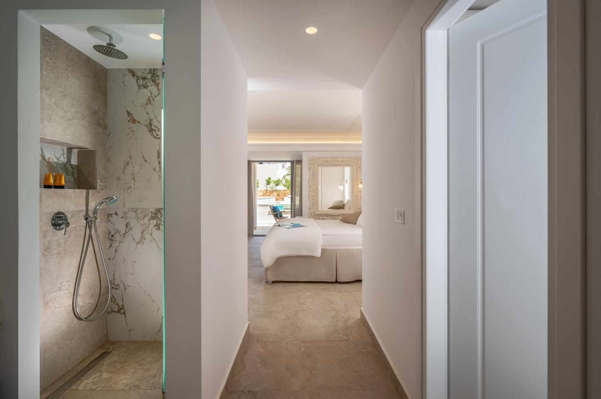 Grand suite by the sea with private pool