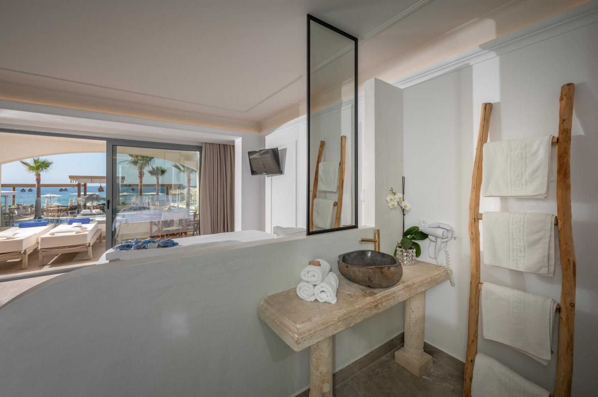 Signature suite front sea view