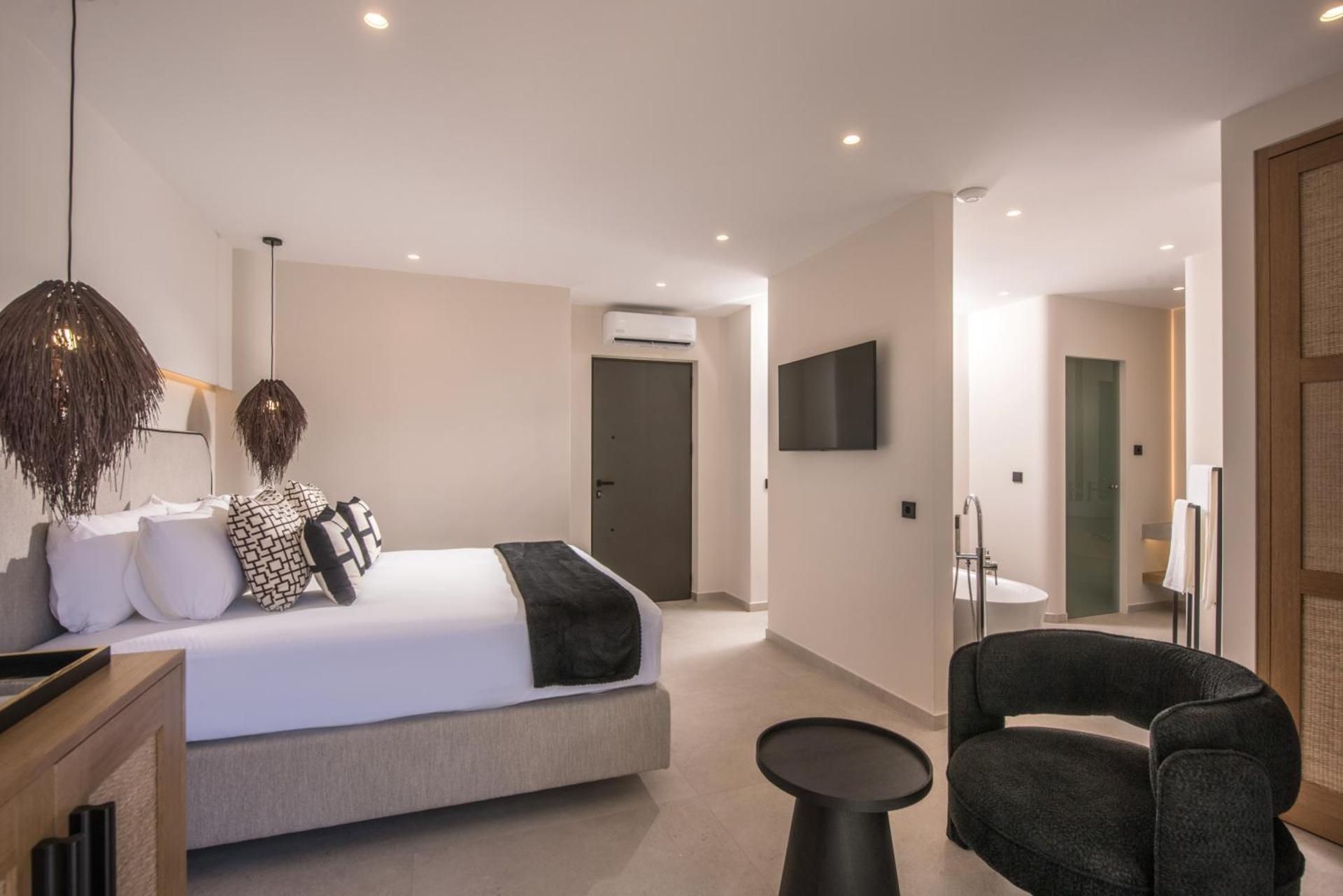 Deluxe Pool front Suite with Bathtub