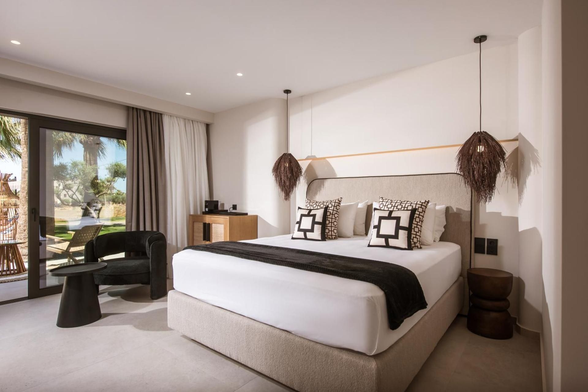 Deluxe Pool Front Suite