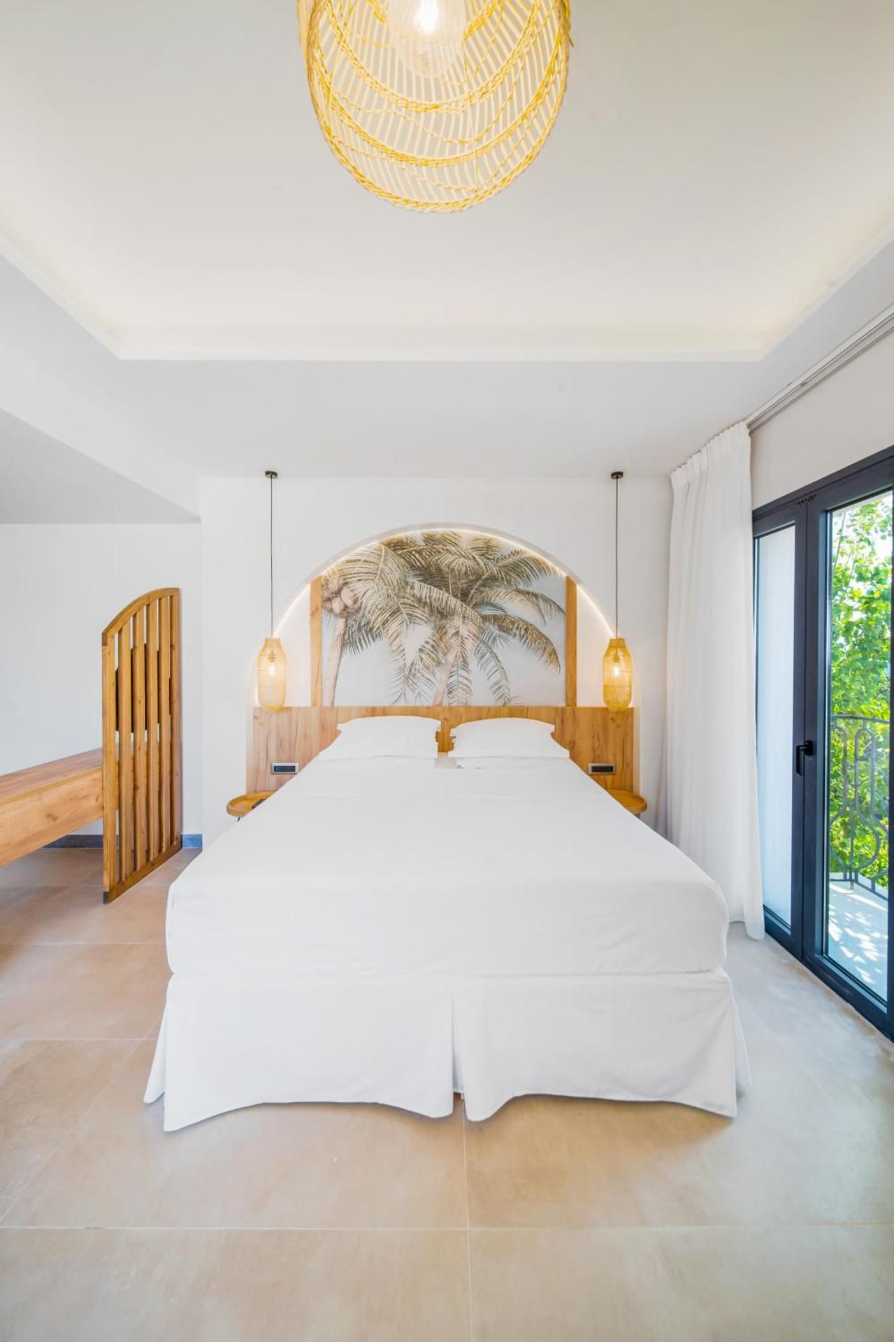 Executive Suite with Hot Tab