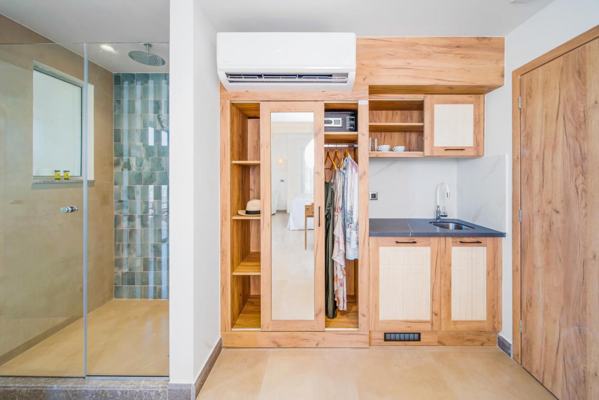 Executive Suite with Hot Tab