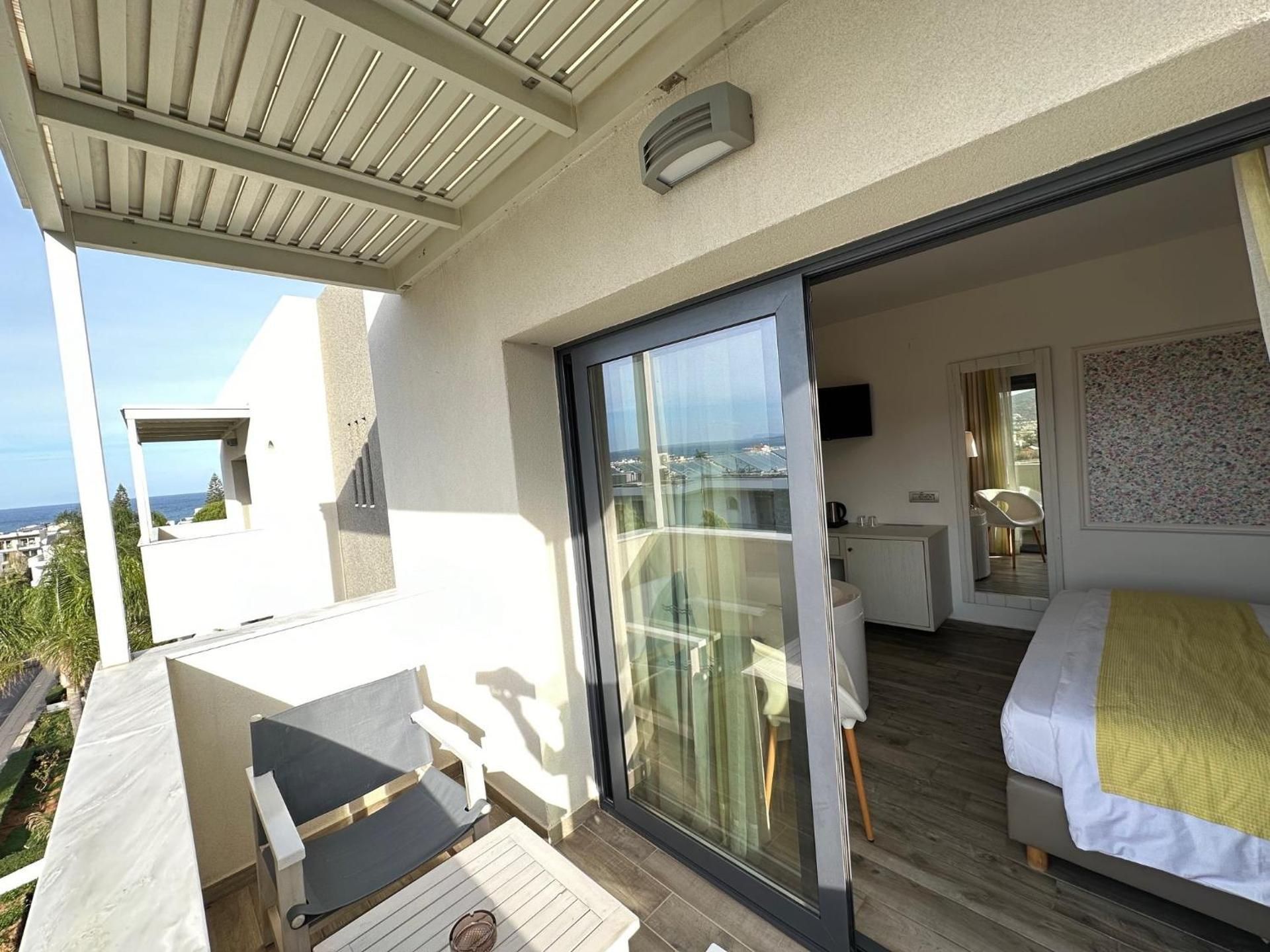 Honeymoon Suite with Jacuzzi Sea View