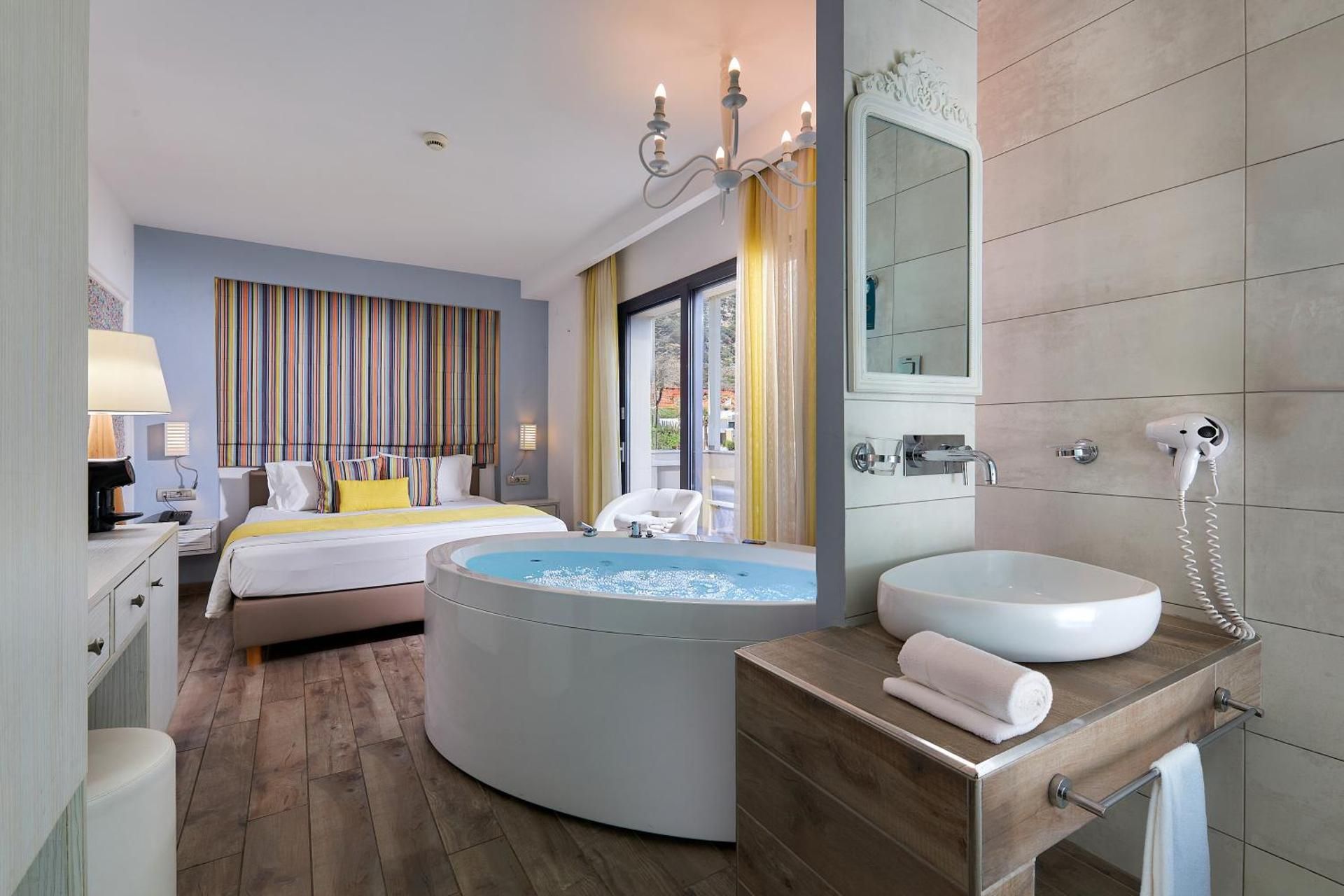 Honeymoon Suite with Jacuzzi Sea View