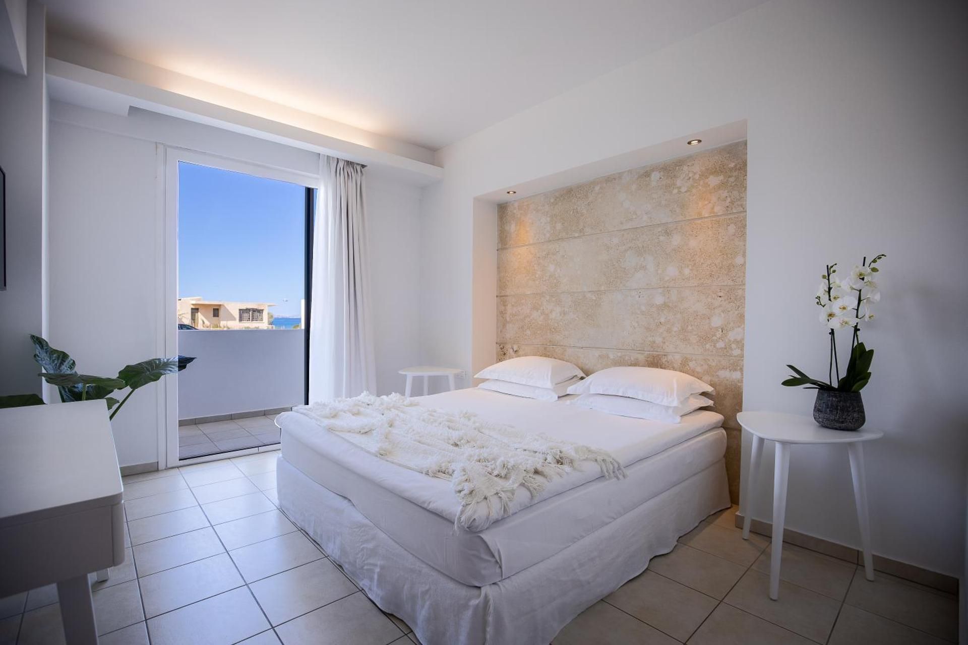 Apartment with Side Sea View