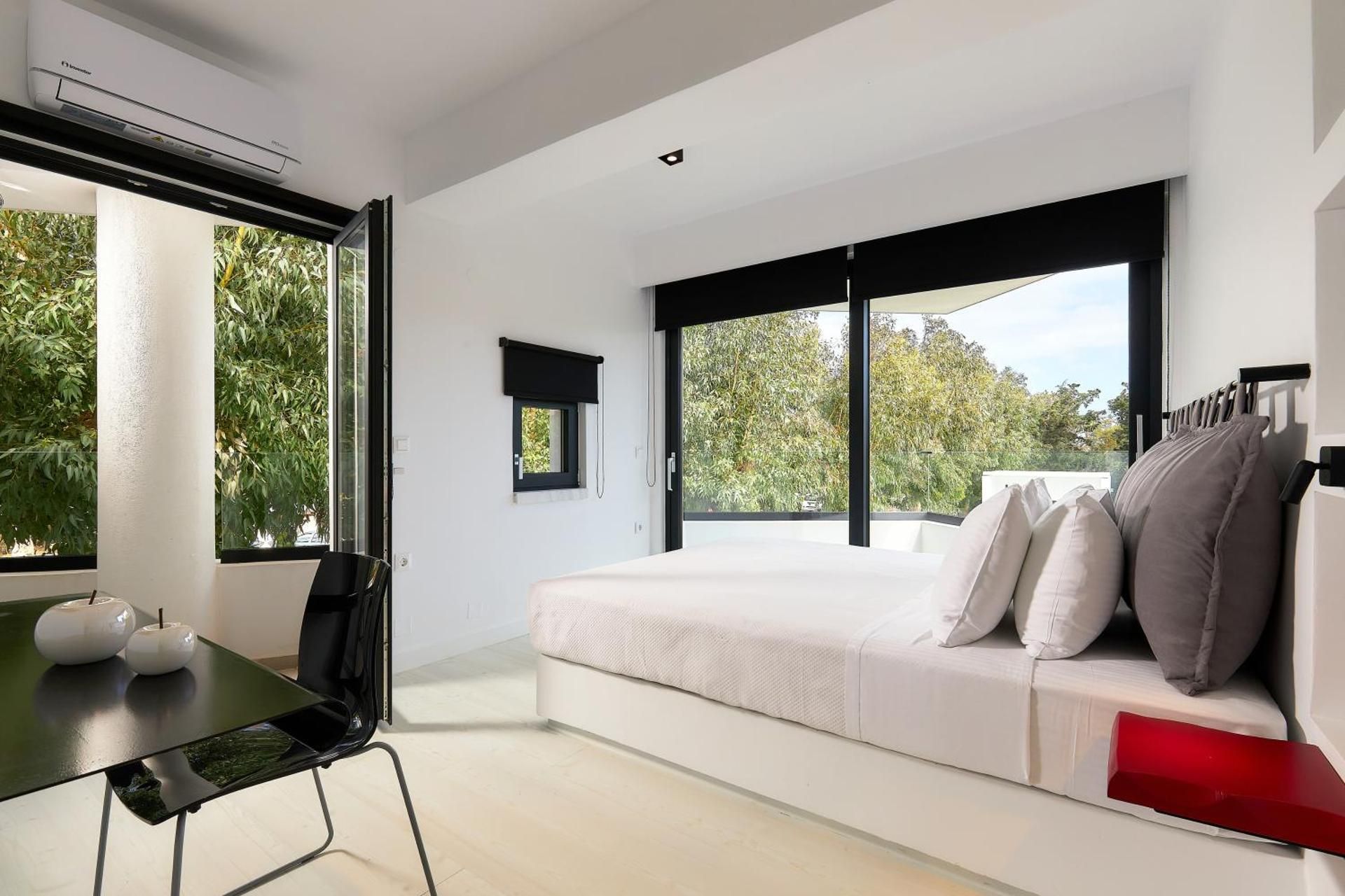 Apartment with Pool View