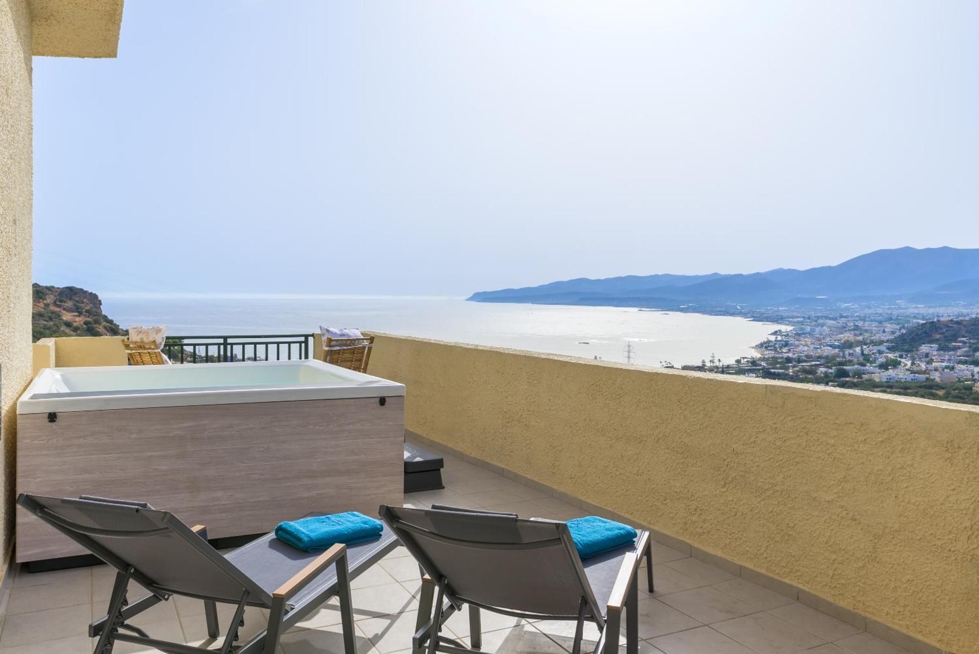 One-Bedroom Apartment with Rooftop Spa Bath