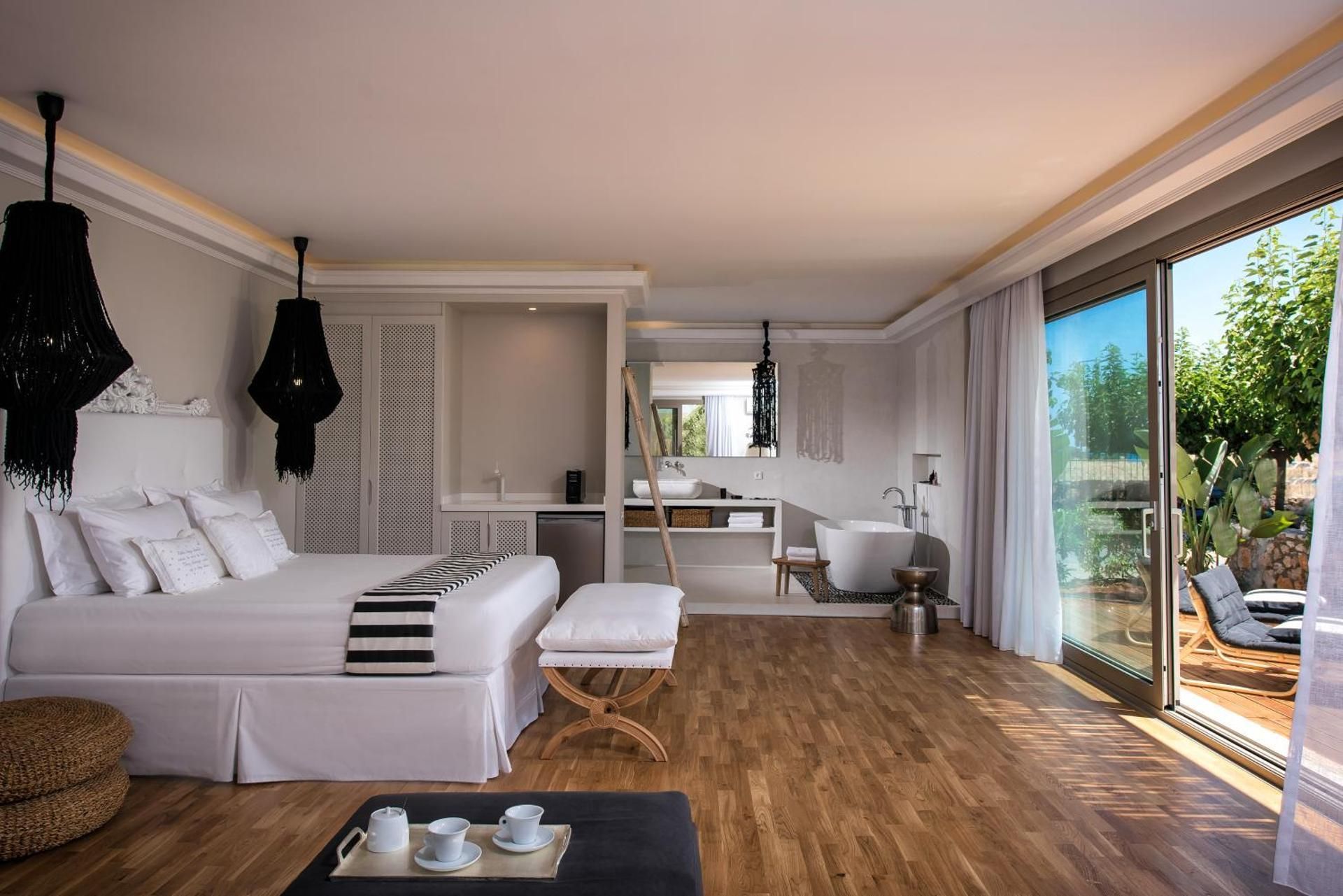 Luxury Suite with Bath