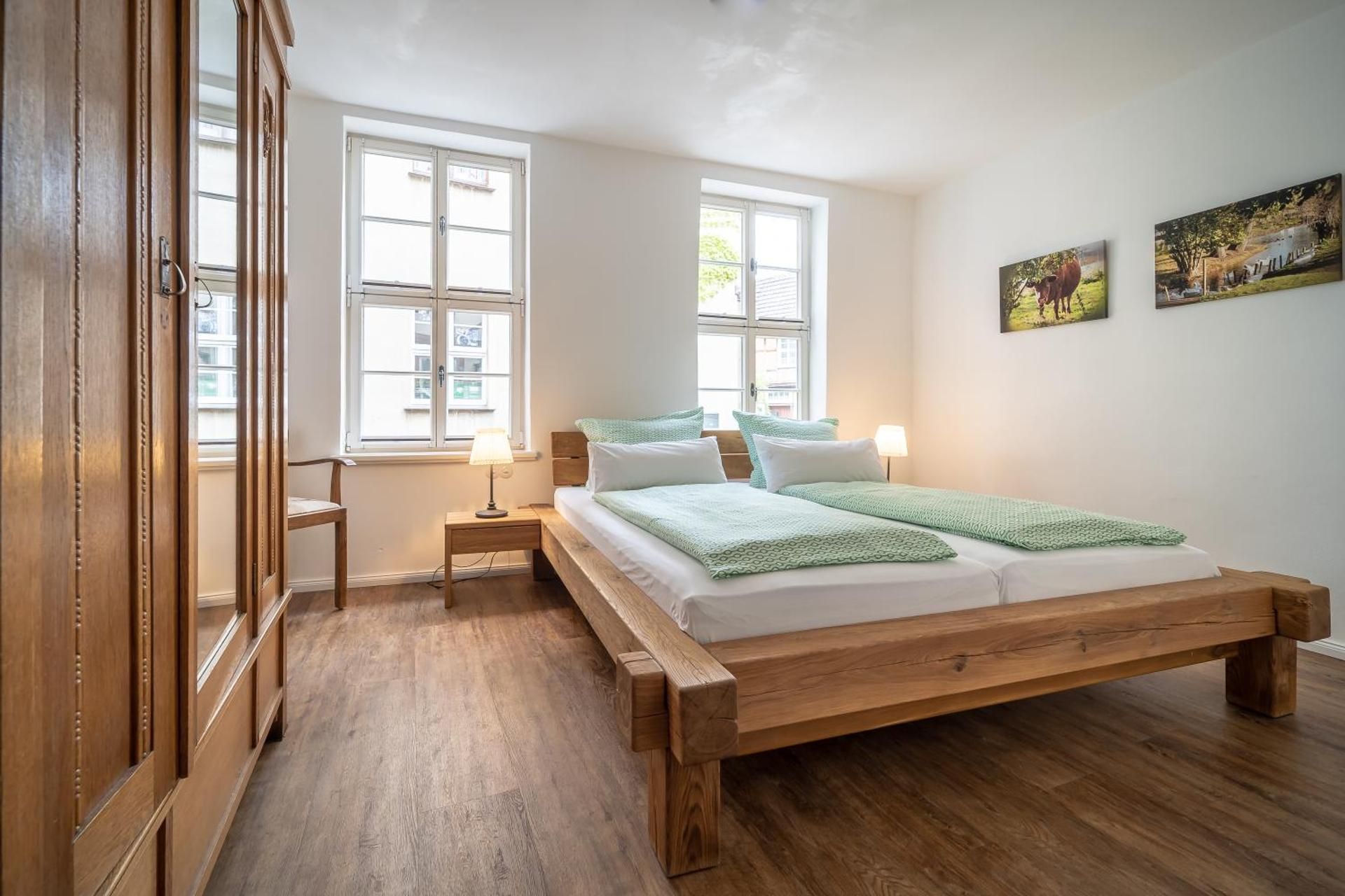 One-Bedroom Apartment (dogs allowed)