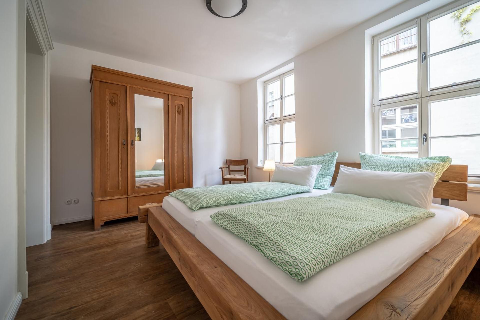 One-Bedroom Apartment (dogs allowed)