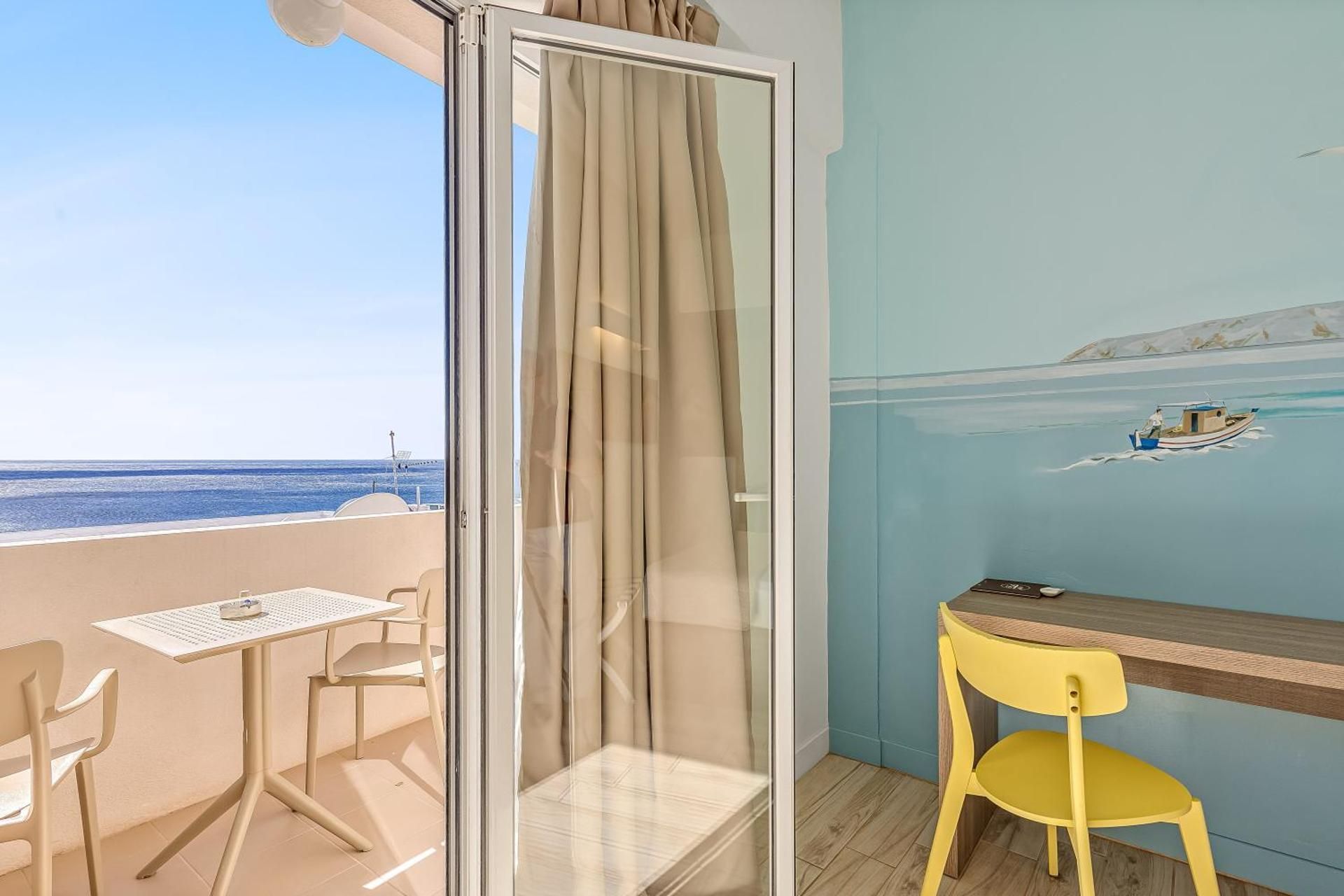 Deluxe Double Room with Balcony and Sea View