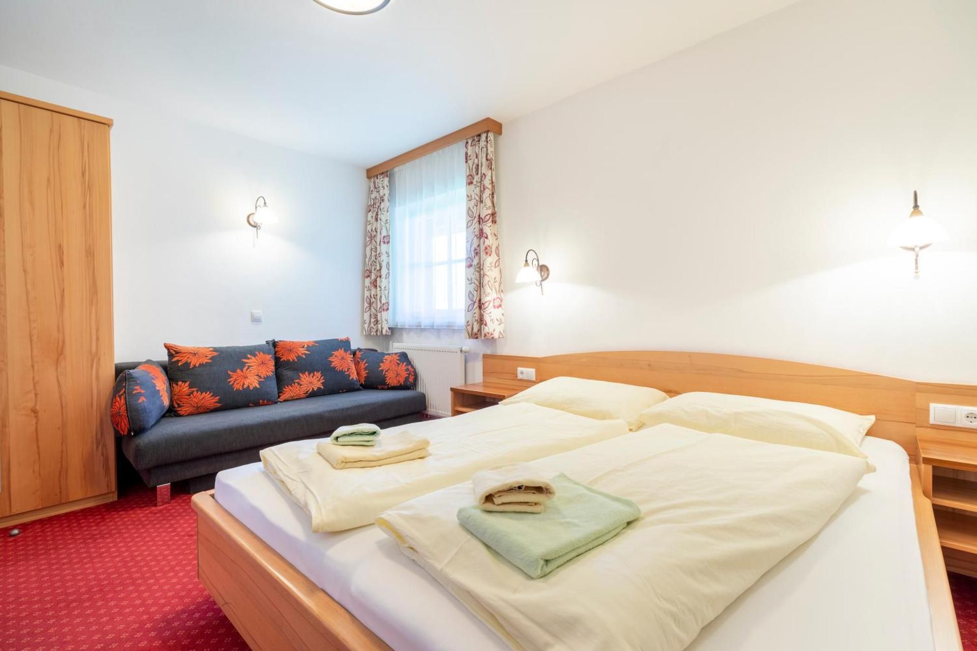 Deluxe Two-Bedroom Apartment with Balcony (9 Adults)