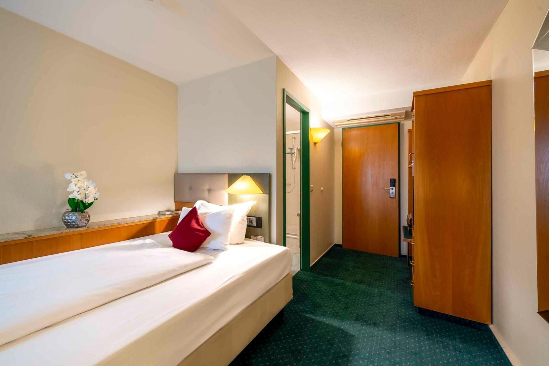 Comfort Single Room with Single Bed and Courtyard View