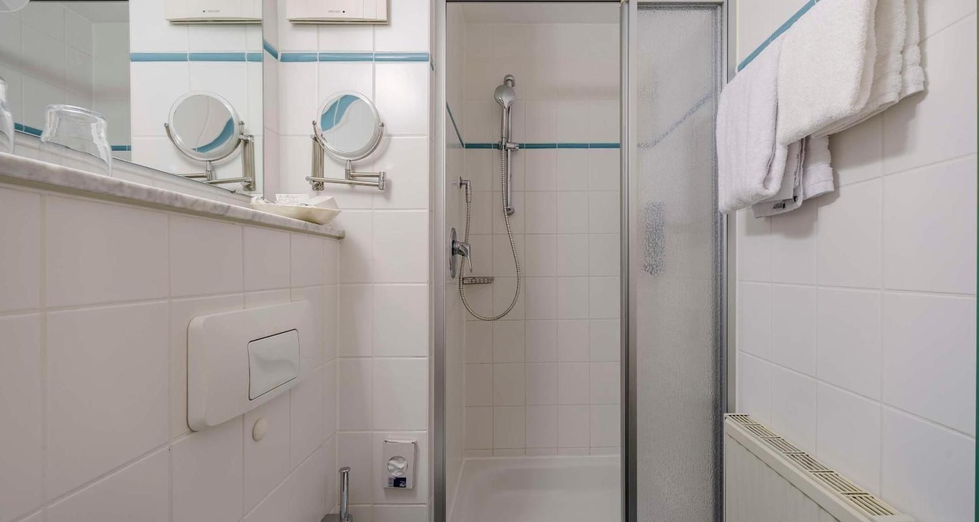 Comfort Single Room with Single Bed and Courtyard View
