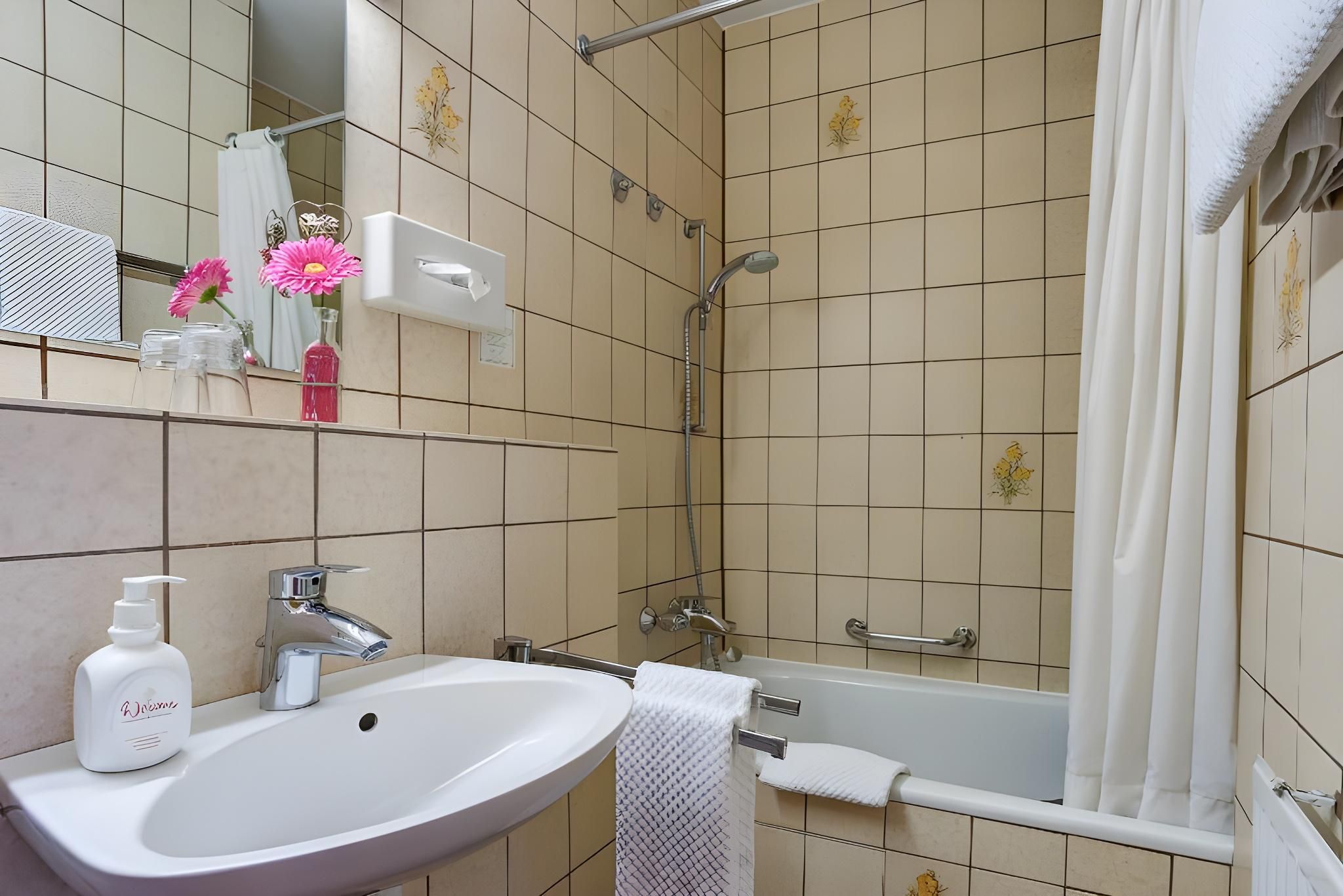 Centro Hotel Stern, Trademark Collection by Wyndham Standard Quadruple Room 3