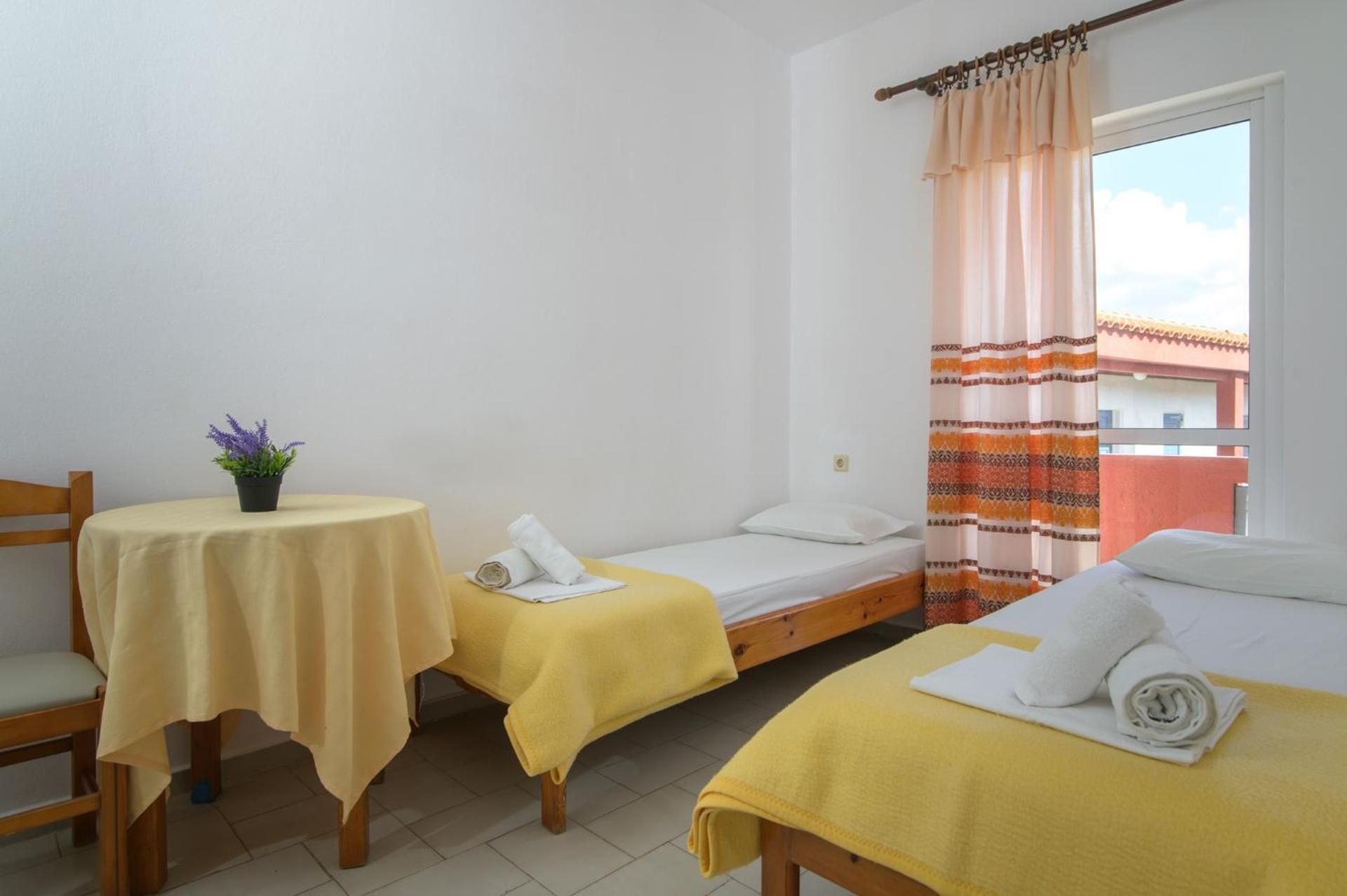 Ground Floor Triple Room with Garden View