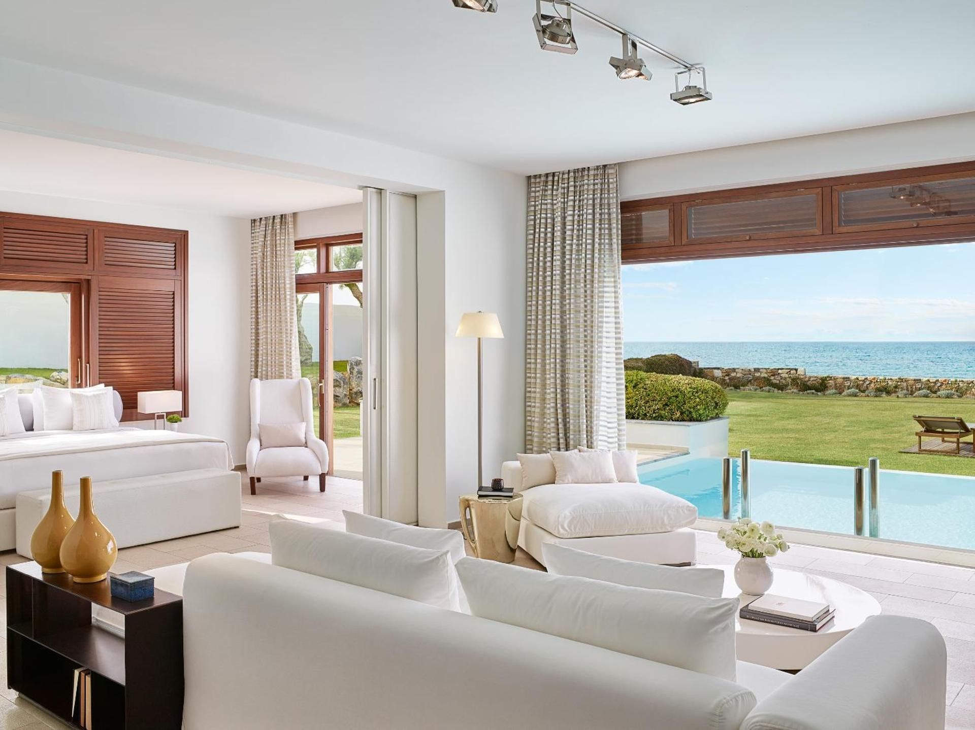 Grand Royal Residence Sea Front 2 Private Peated Pools & Extensive Garden