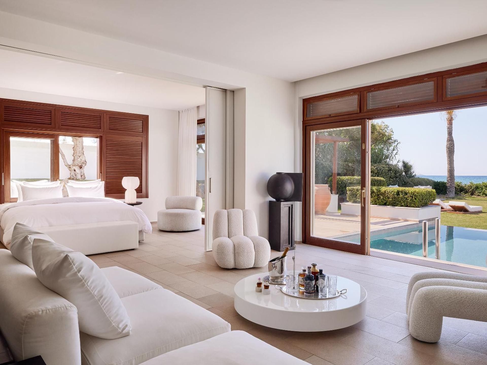 Grand Royal Residence Sea Front 2 Private Peated Pools & Extensive Garden