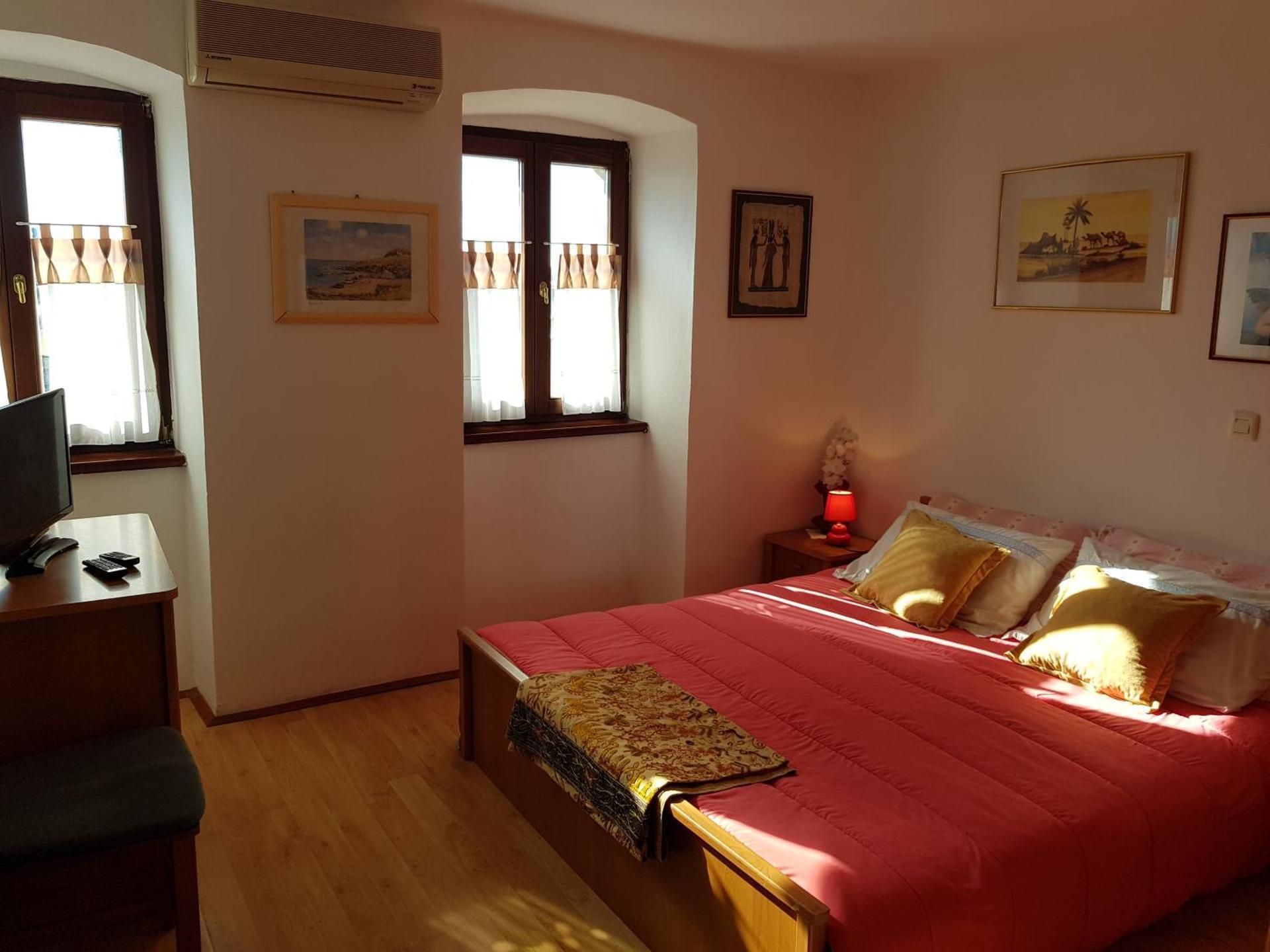 Double Room with Private Bathroom and Shared Kitchen