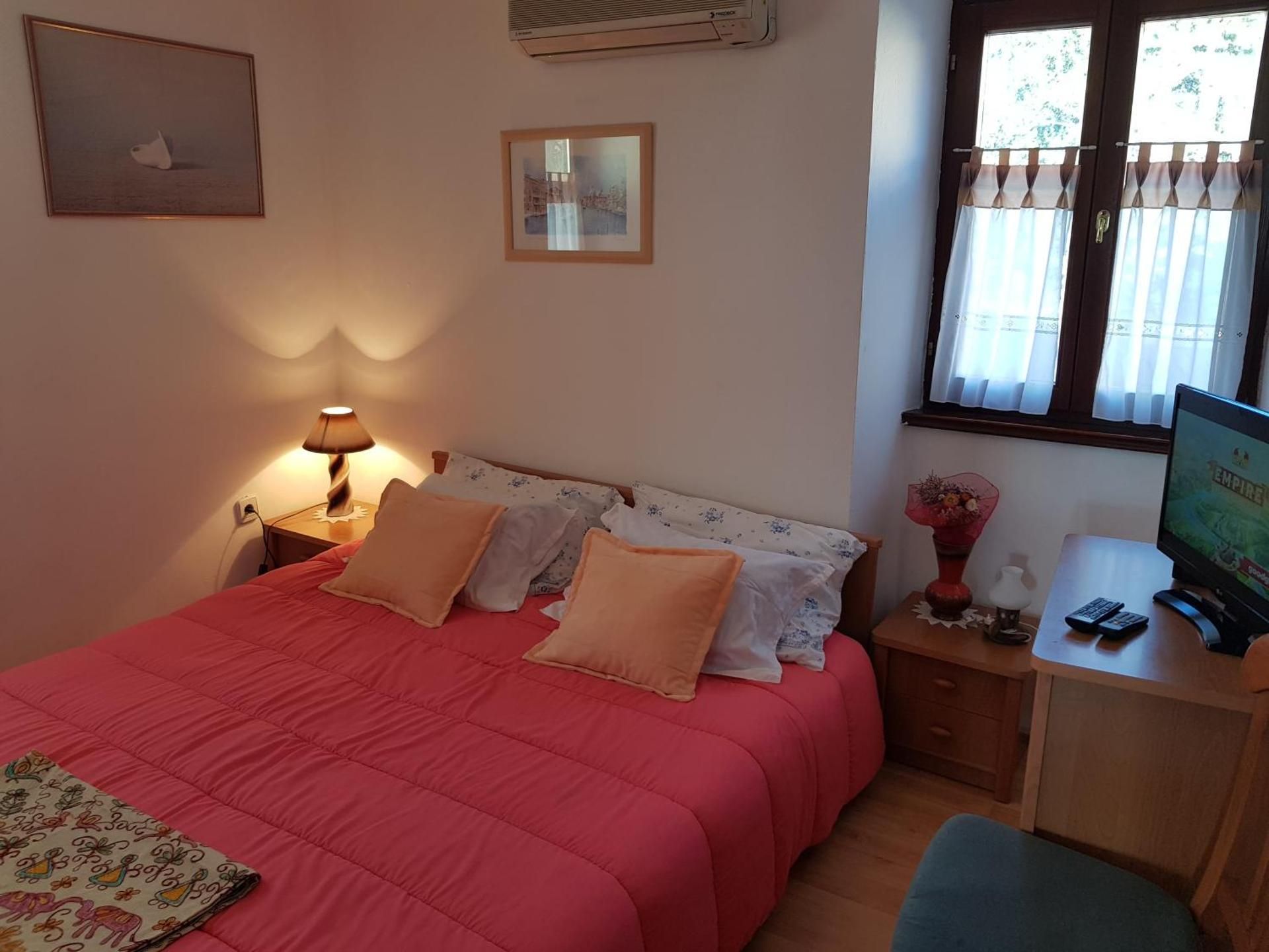 Standard Double Room with Private Bathroom and Shared Kitchen