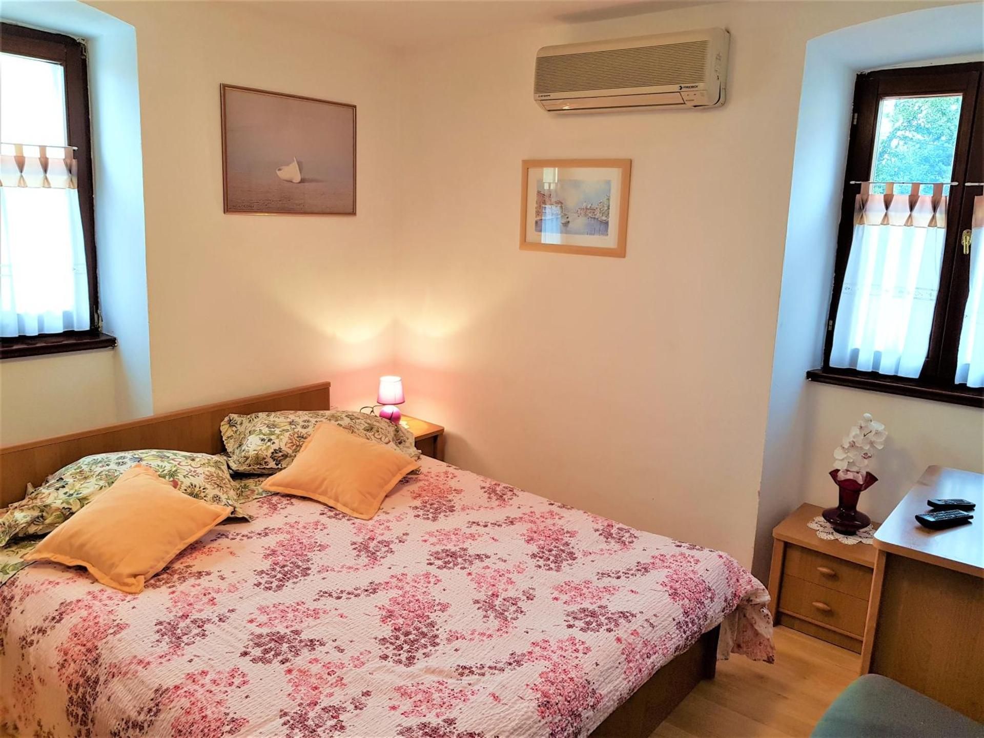 Standard Double Room with Private Bathroom and Shared Kitchen