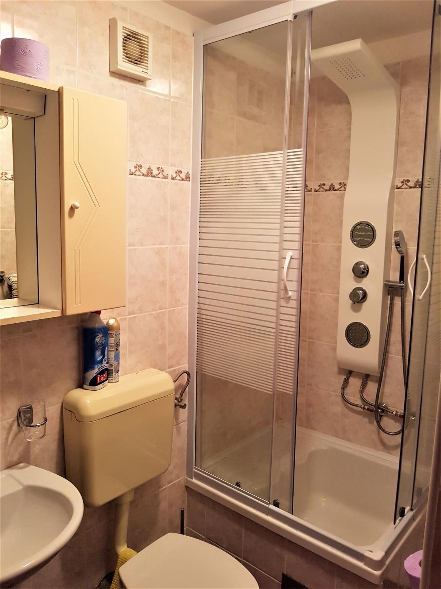 Double Room with Private Bathroom and Shared Kitchen