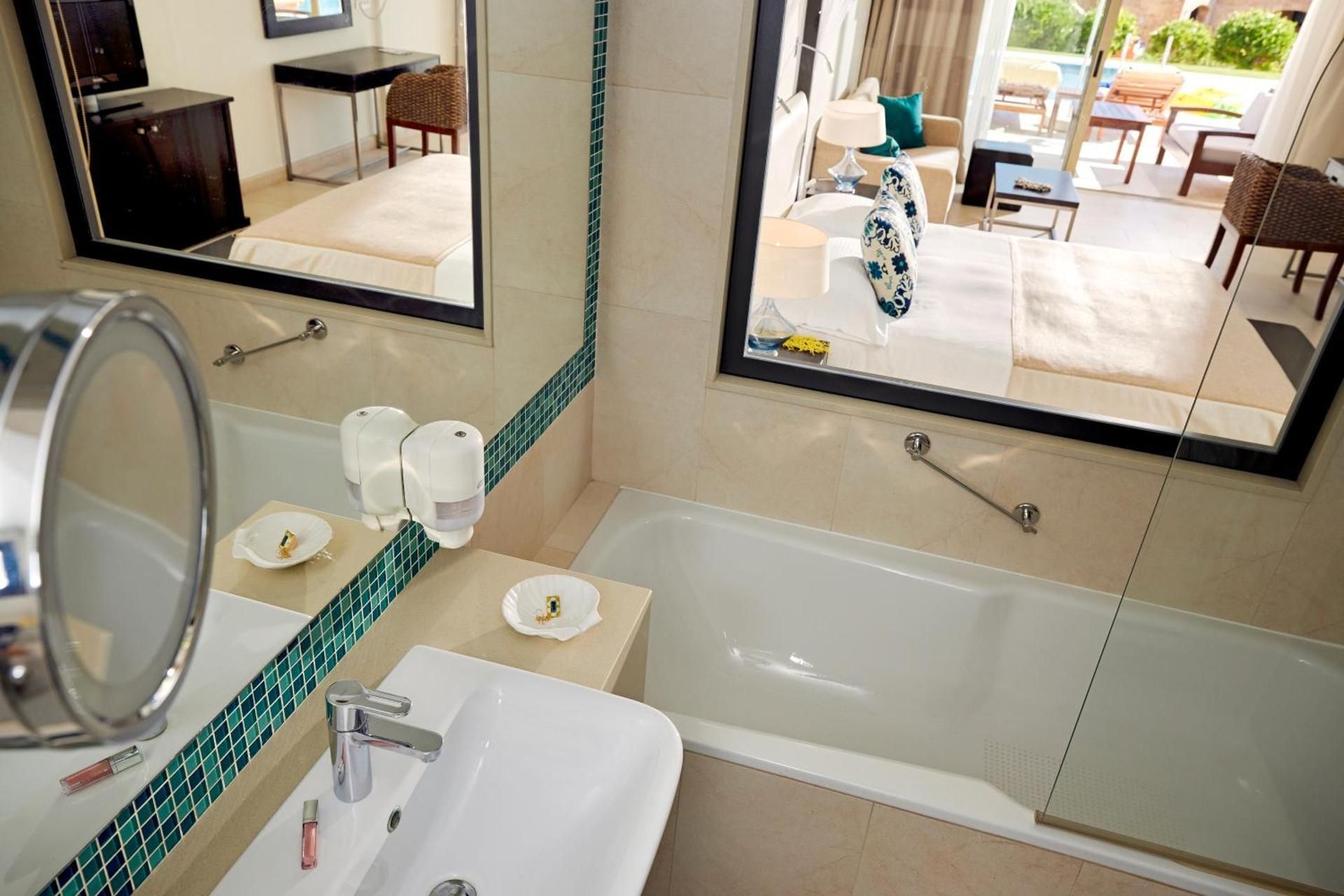 Deluxe Double or Twin Room with Pool Access