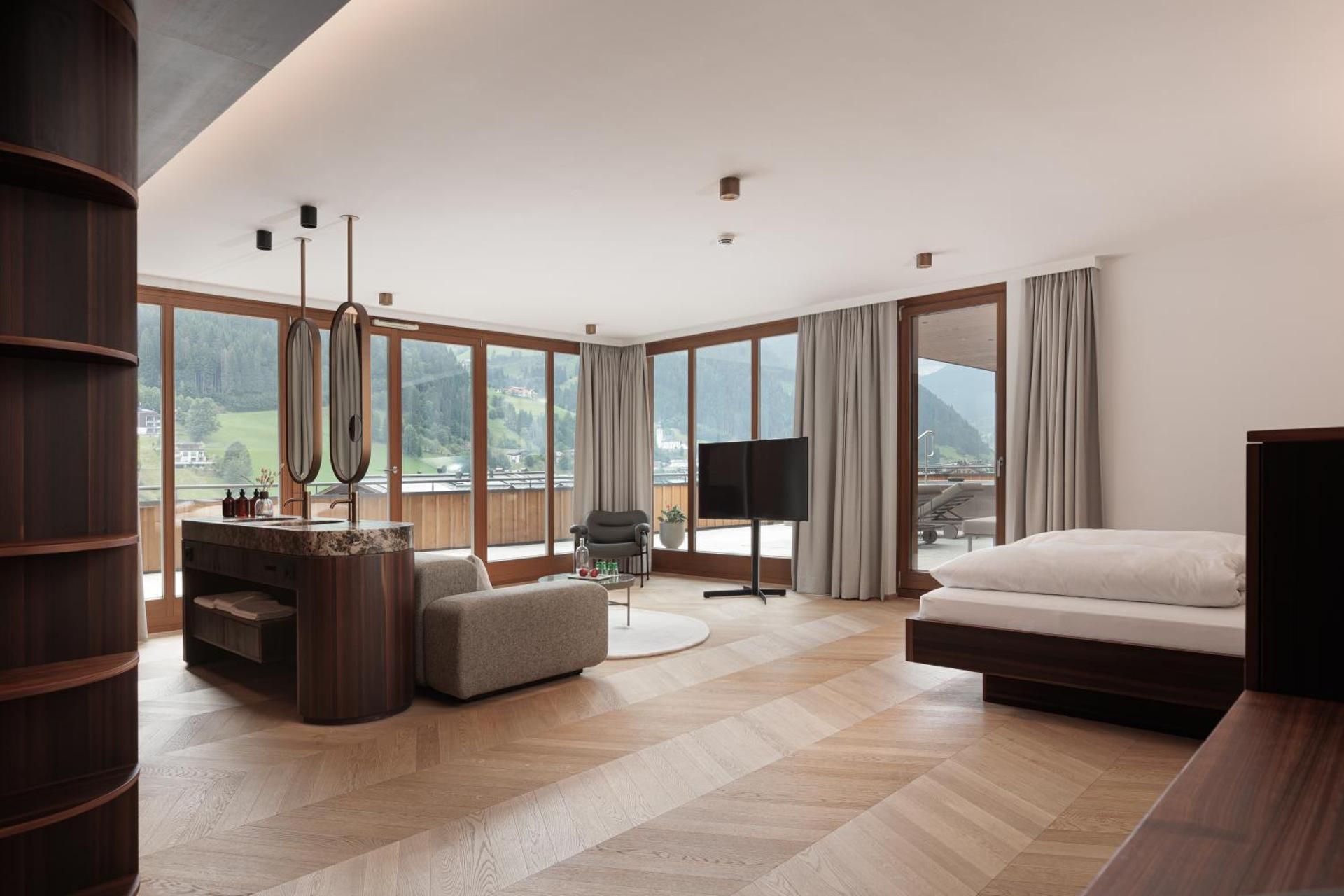 Deluxe Suite with Spa Bath