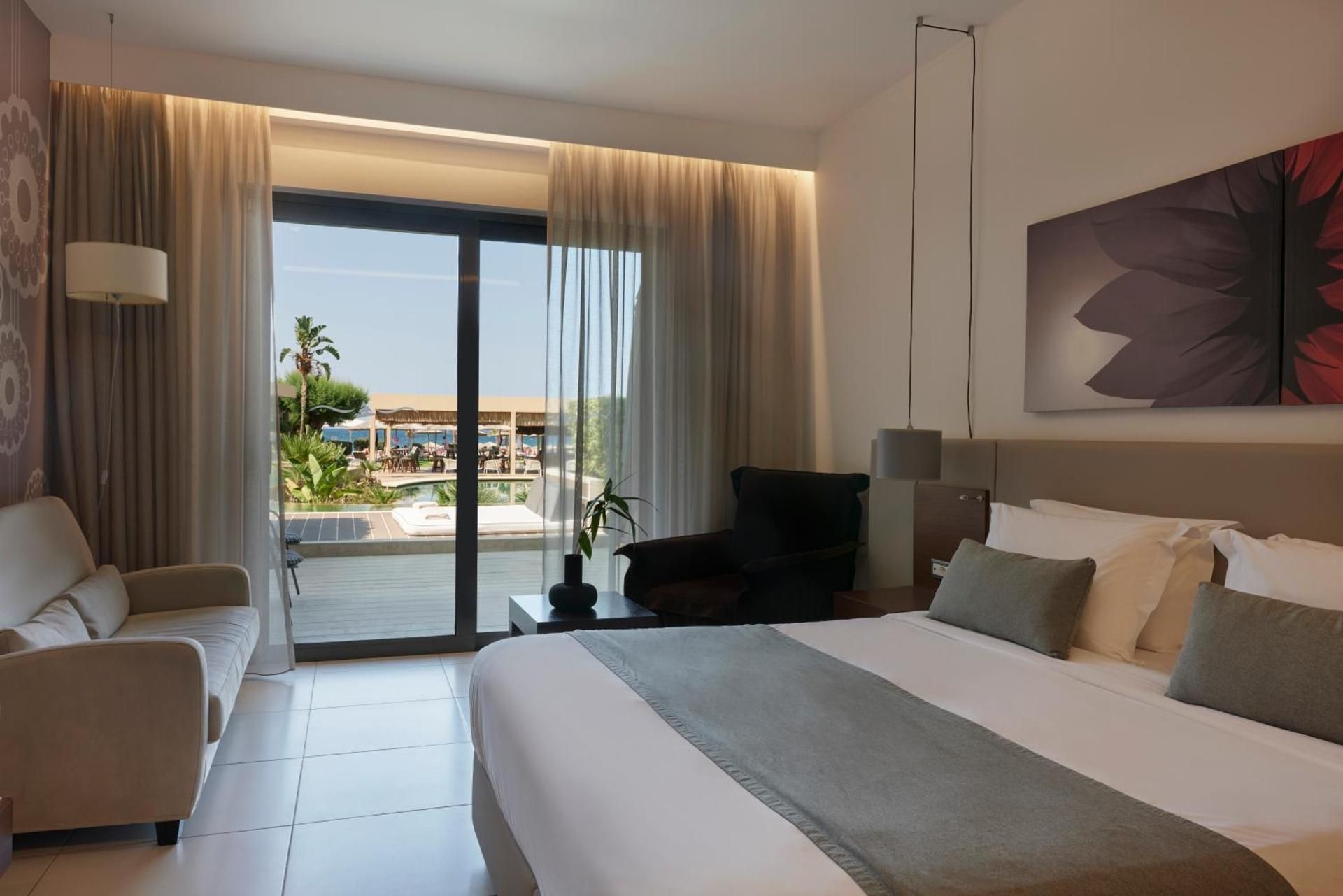 Superior Lagoon View Swim Out Room