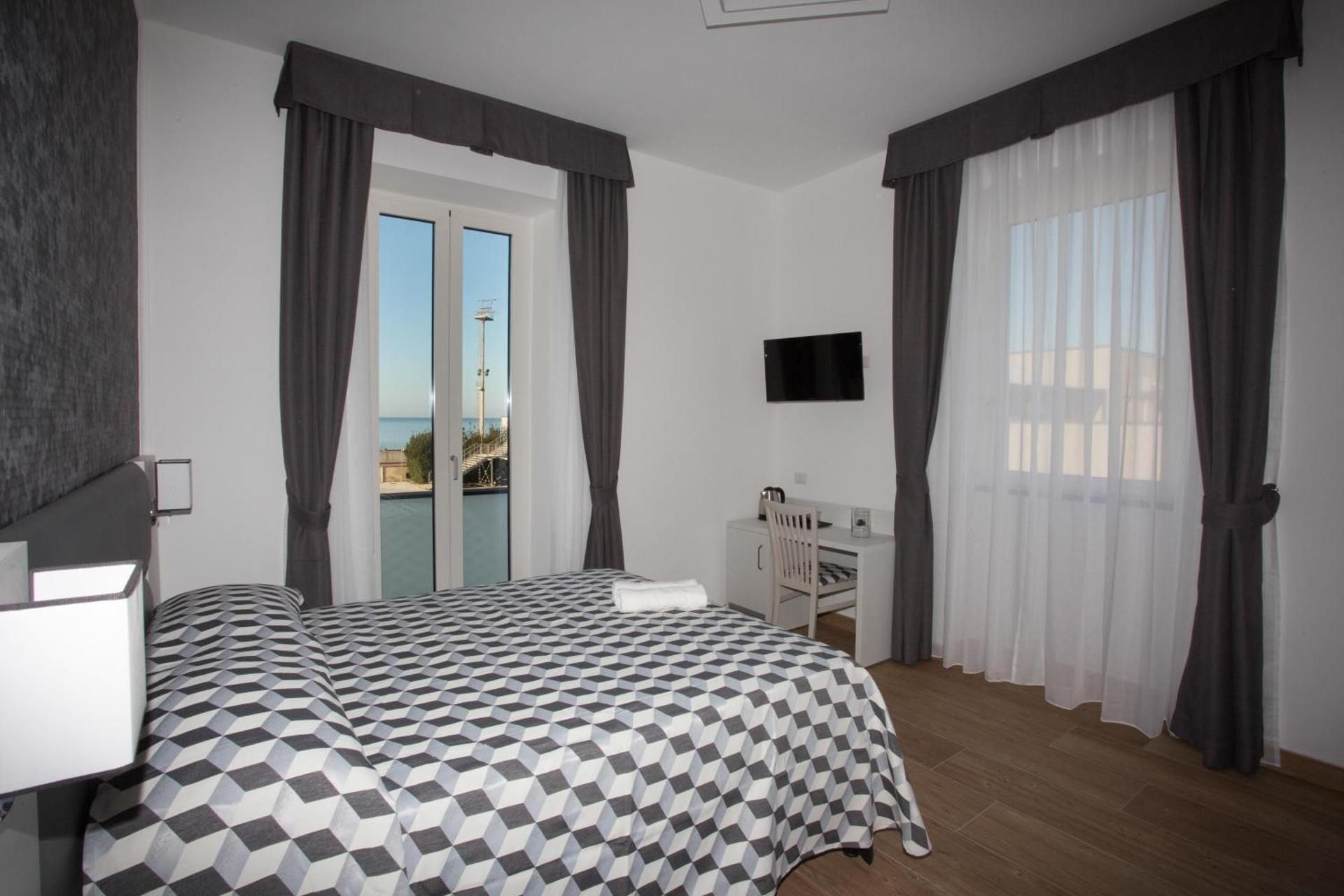 Deluxe Double Room with Balcony and Sea View