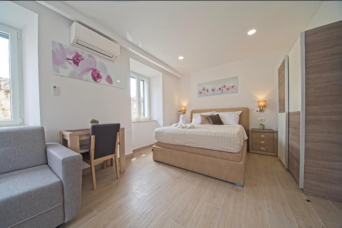 Deluxe Double Room (2 Adults + 1 Child)