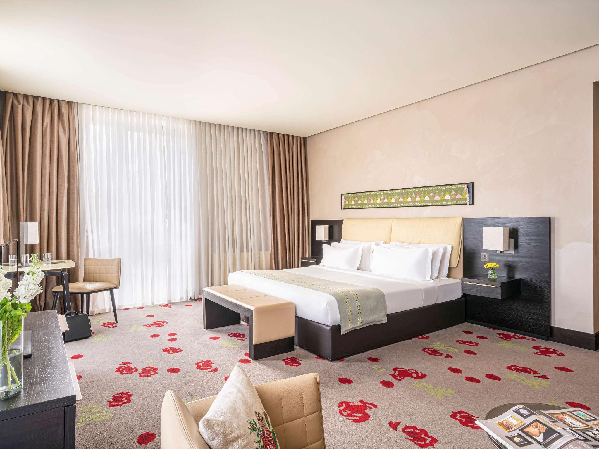 Deluxe room with 1 king size bed and sofa