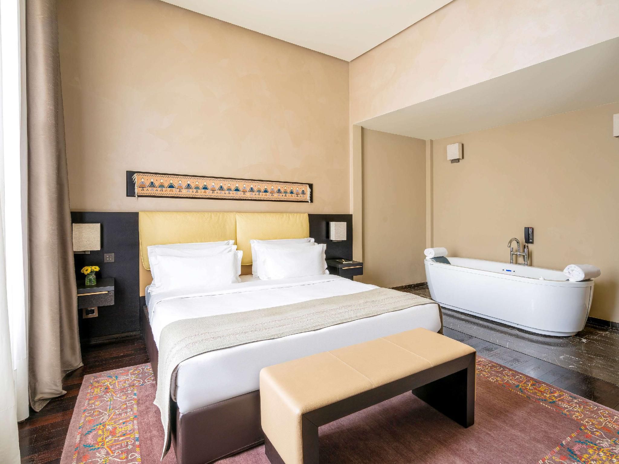 Spectacular room with 1 king size bed and sofa