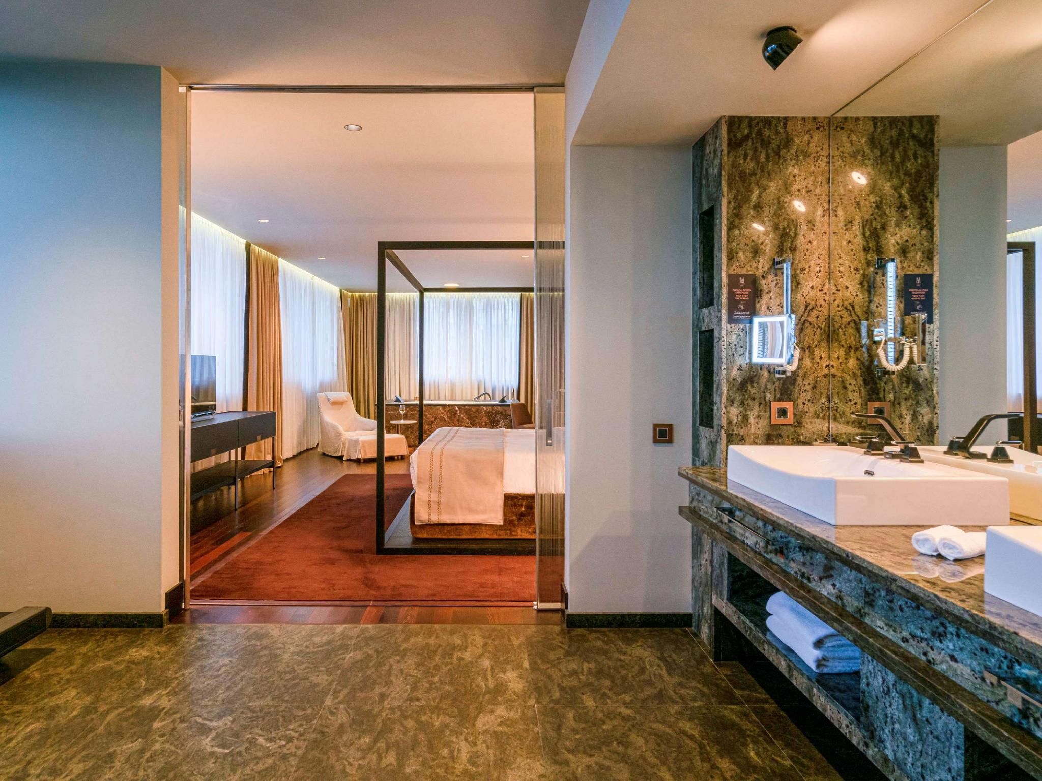 Prestige room with 1 king size bed and sofa