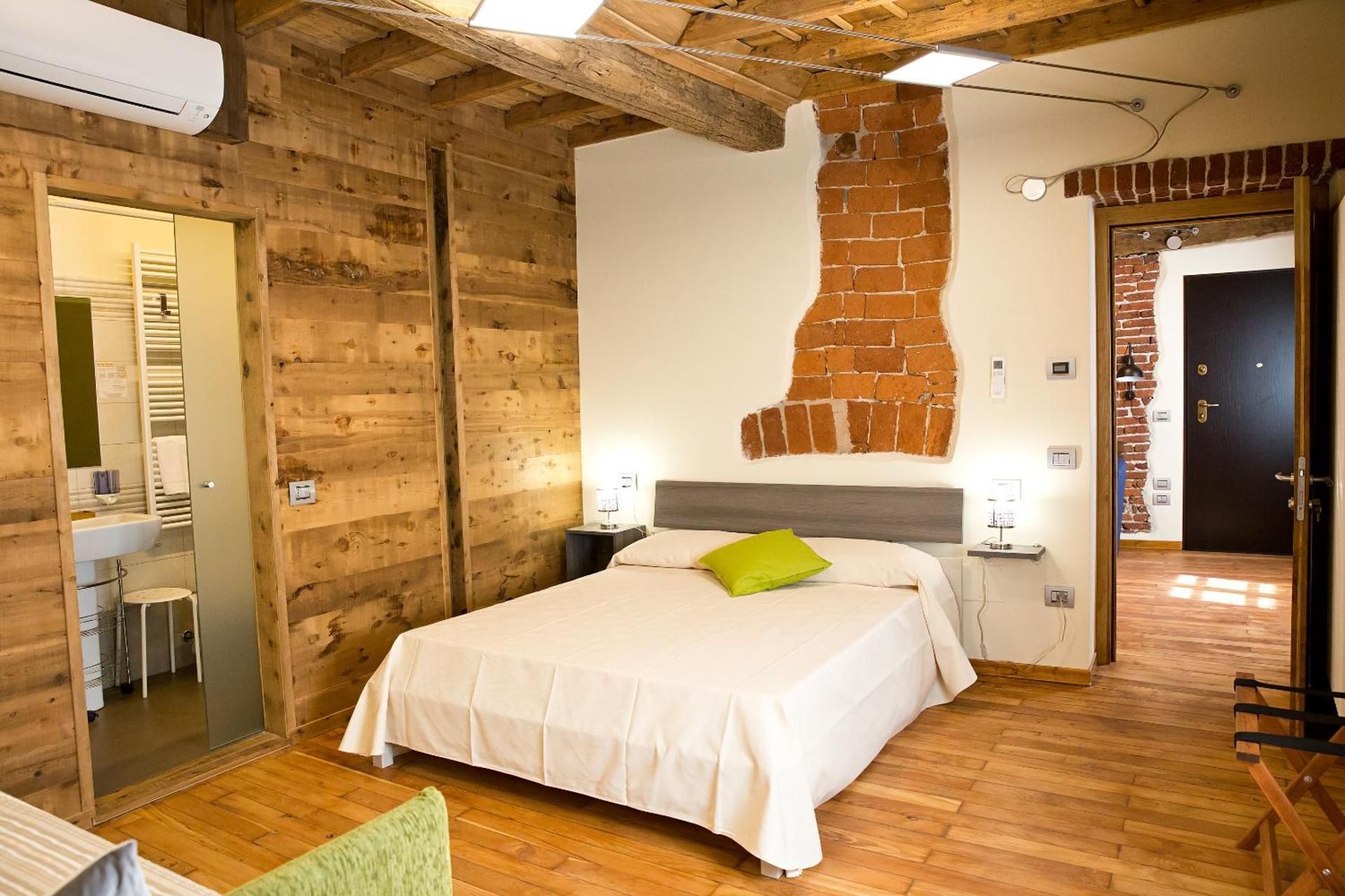 Deluxe Double Room (2 Adults + 1 Child)