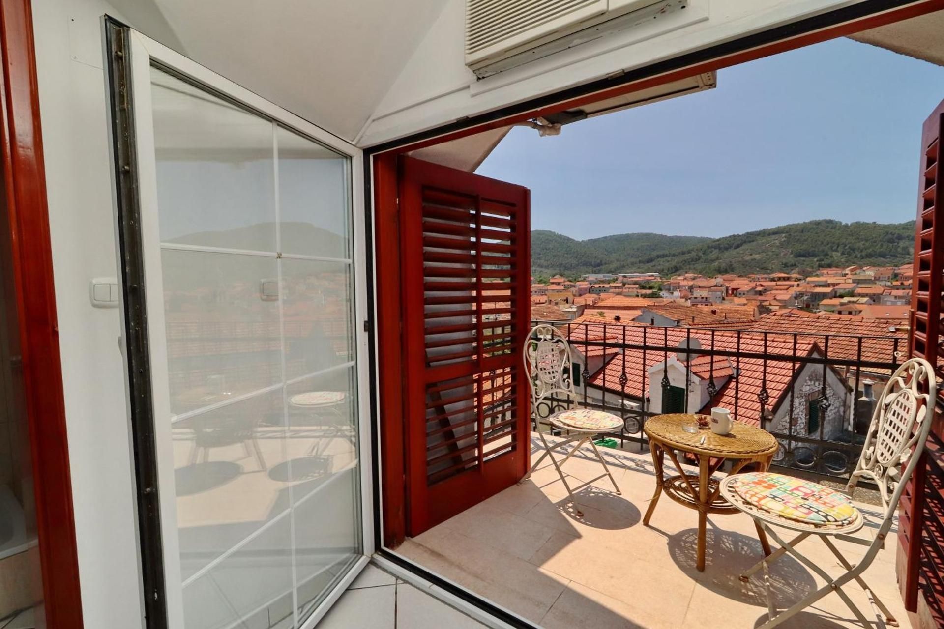 Studio Apartment with Balcony and Sea View