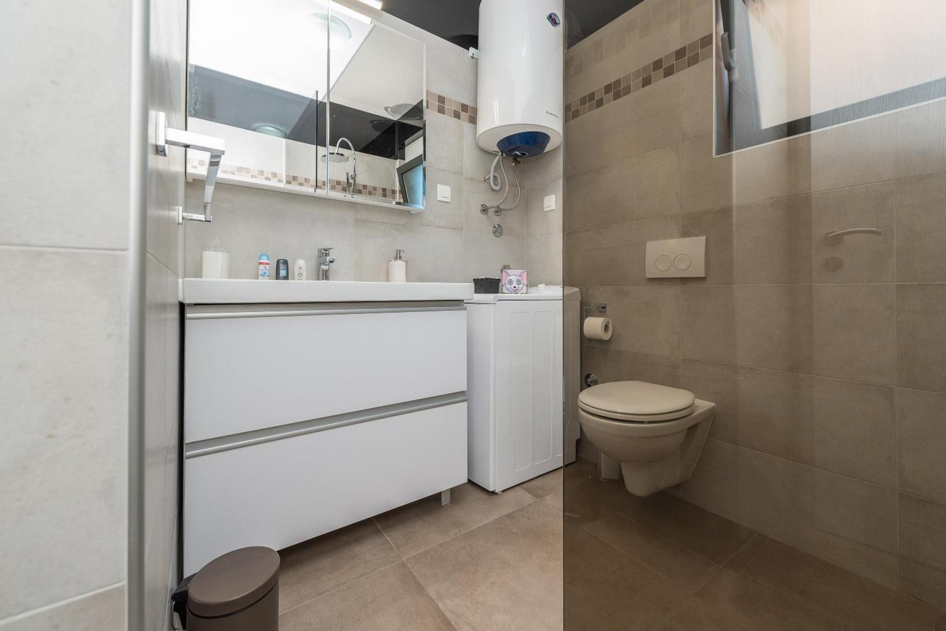 Apartment with Pool Access