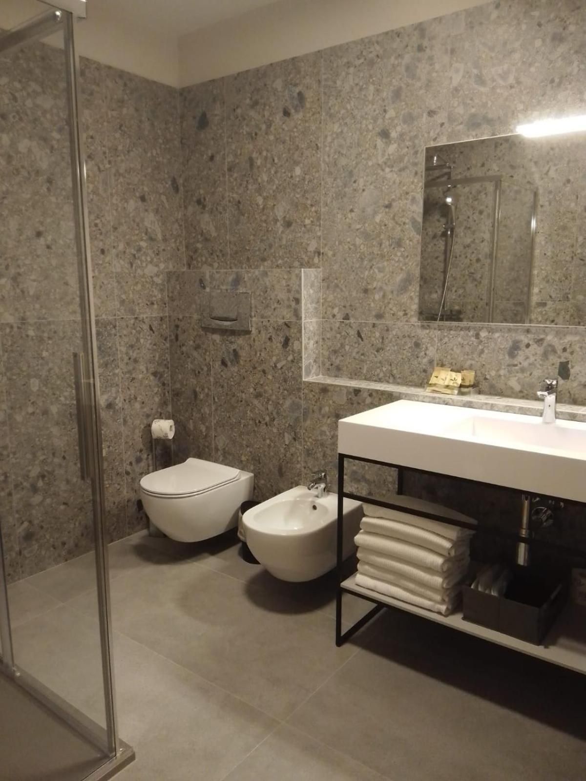 Family Two-Bedroom Apartment with Balcony/Terrace and Lake View