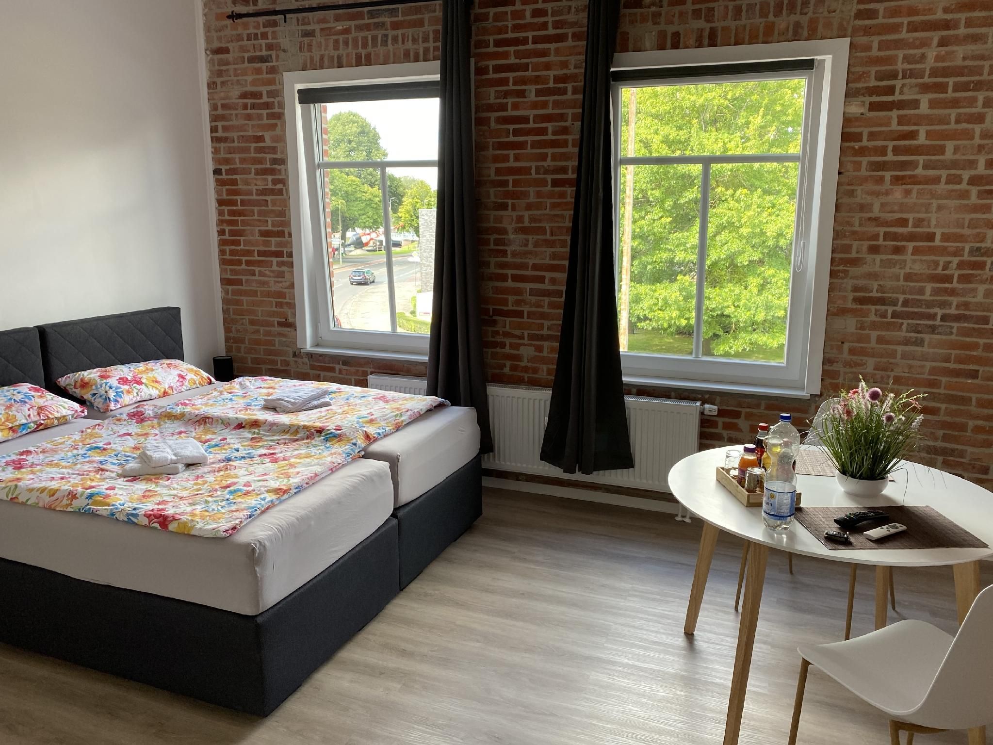 Appartementhaus EMDEN Dreibettzimmer-Klassisch-Eigenes Badezimmer 2