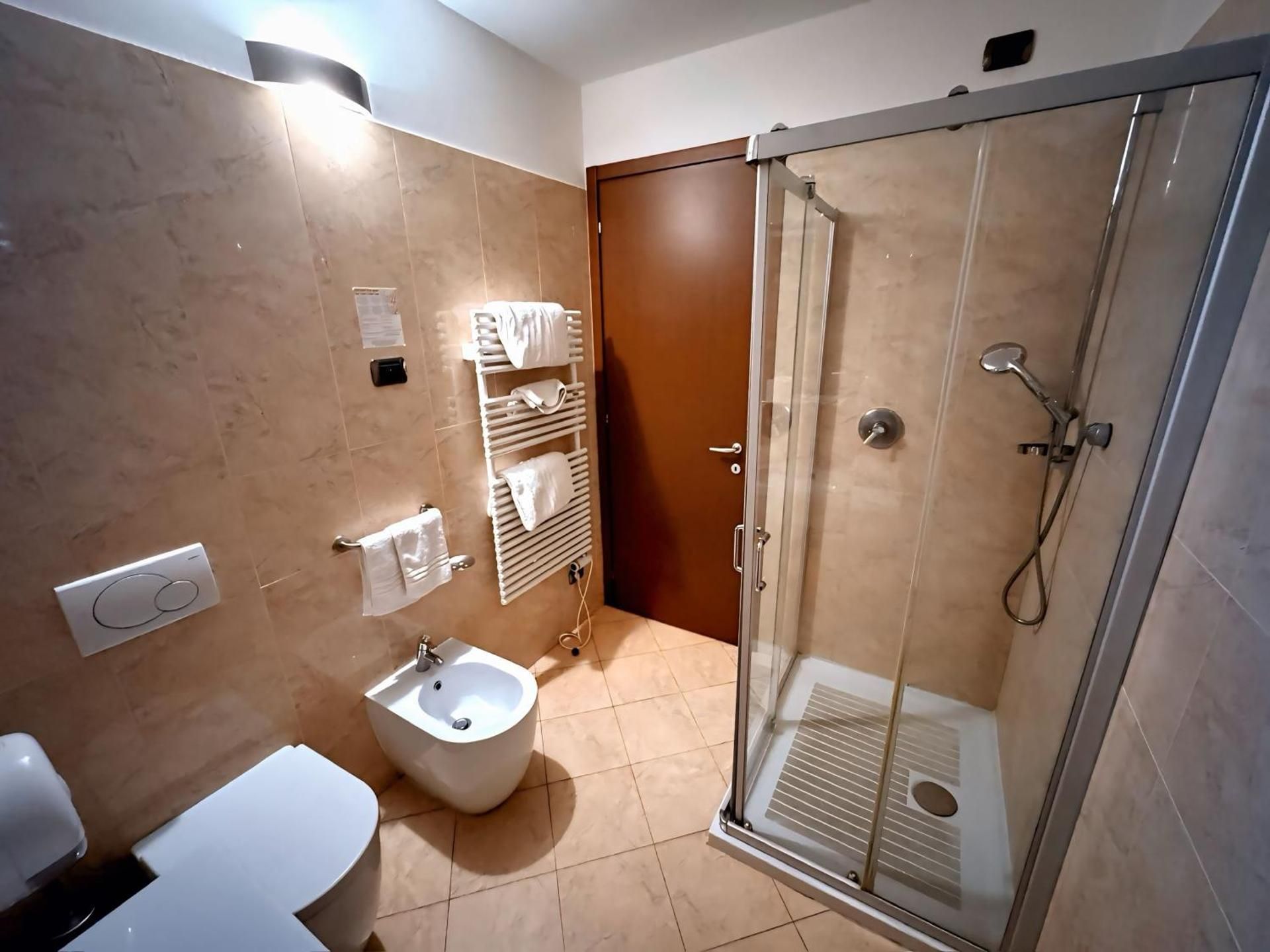 Hotel mariuccia Double Room with Lake View 3