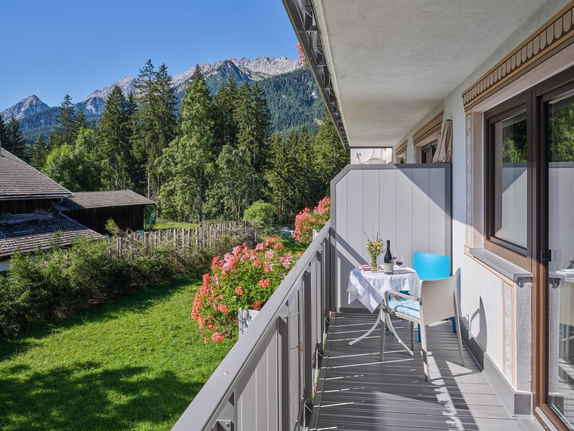 Apartment with Mountain View