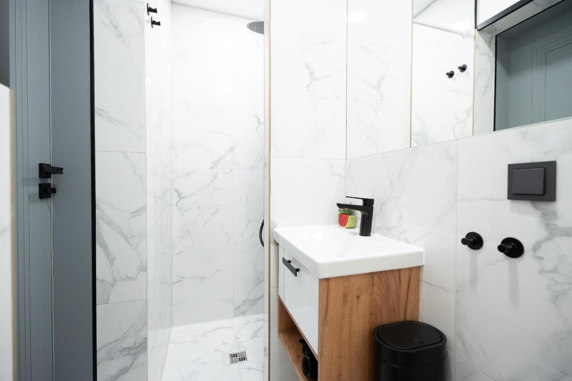 Design One-Bedroom Apartment - Lake