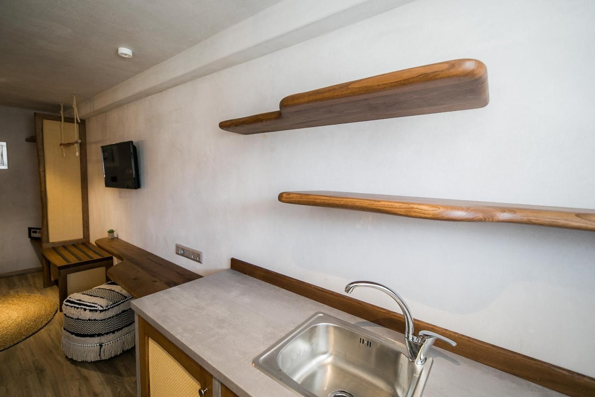Deluxe Studio Semi-basement 